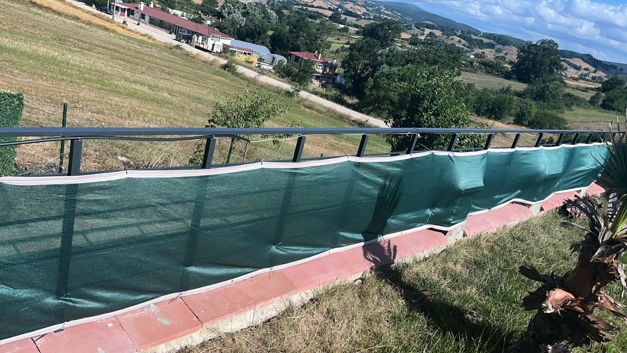 Bahçe Çit Filesi - 95lik Mahremiyet Filesi - 140 gram/m2 - Yeşil - Şeritli ve Kuşgözü Halkalı 