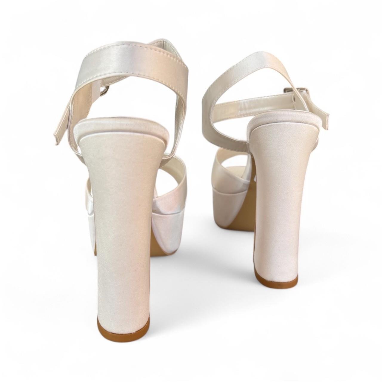 Kadın Çapraz Bantlı Kalın Topuklu Açık Ayakkabı Beyaz Saten