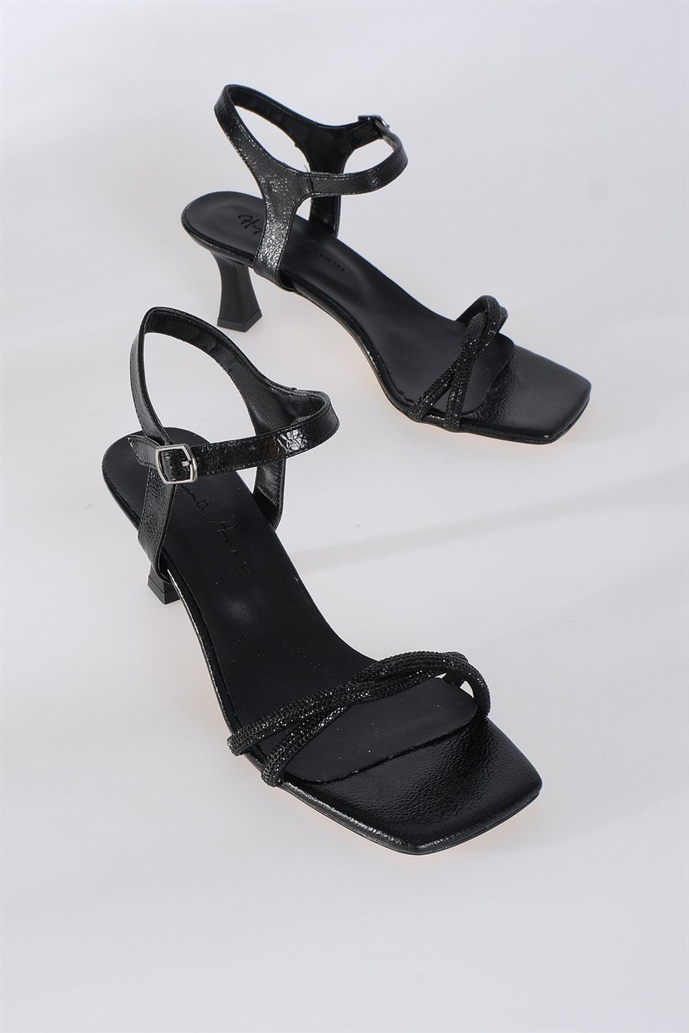 Kadın Taşlı Küt Burunlu Bilekten Tokalı Kısa Abiye Ayakkabı SİYAH