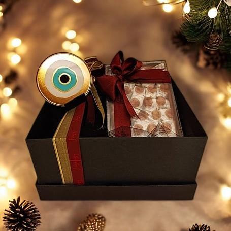 En YenilerHirefKaideli Gold Nazarlık ve Pleksi Kutulu Lokumlu Set