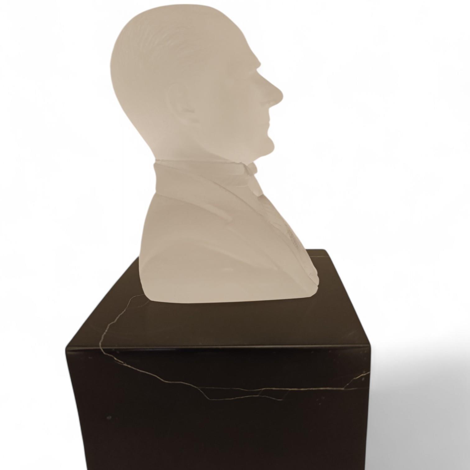 En YenilerHirefKaideli Mermer Cam Ata Büst 