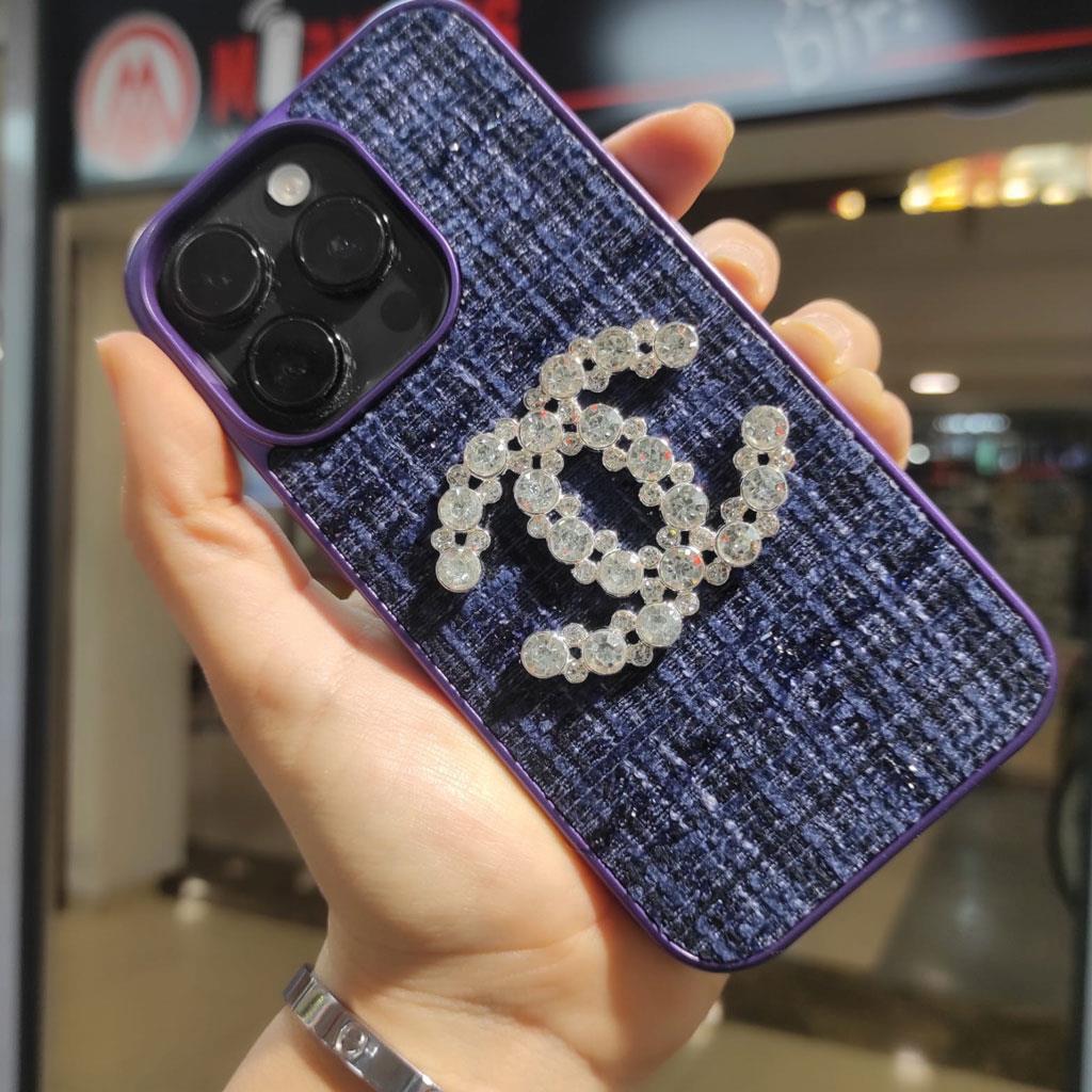 Apple iPhone 14 Pro Max Chanel Logolu Kumaş Kaplamalı Telefon Kılıfı