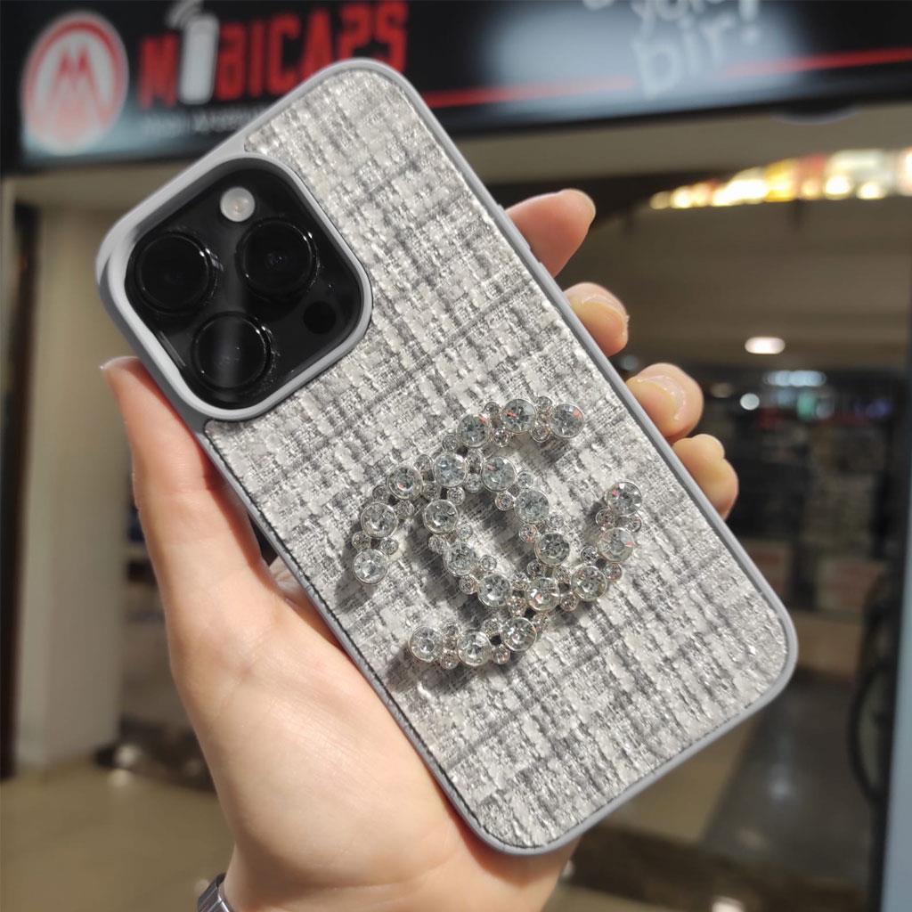 Apple iPhone 14 Pro Max Chanel Logolu Kumaş Kaplamalı Telefon Kılıfı