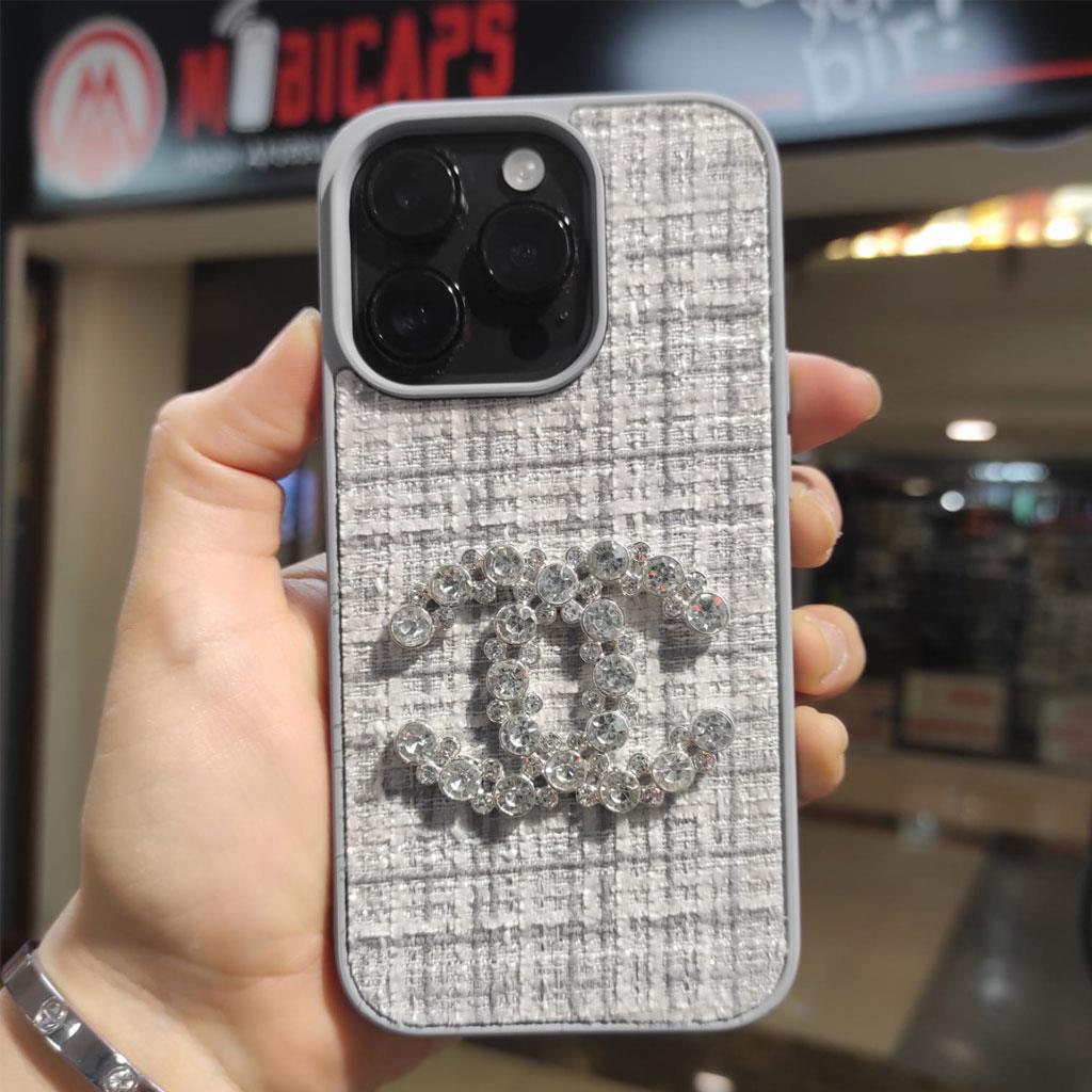 Apple iPhone 14 Pro Max Chanel Logolu Kumaş Kaplamalı Telefon Kılıfı