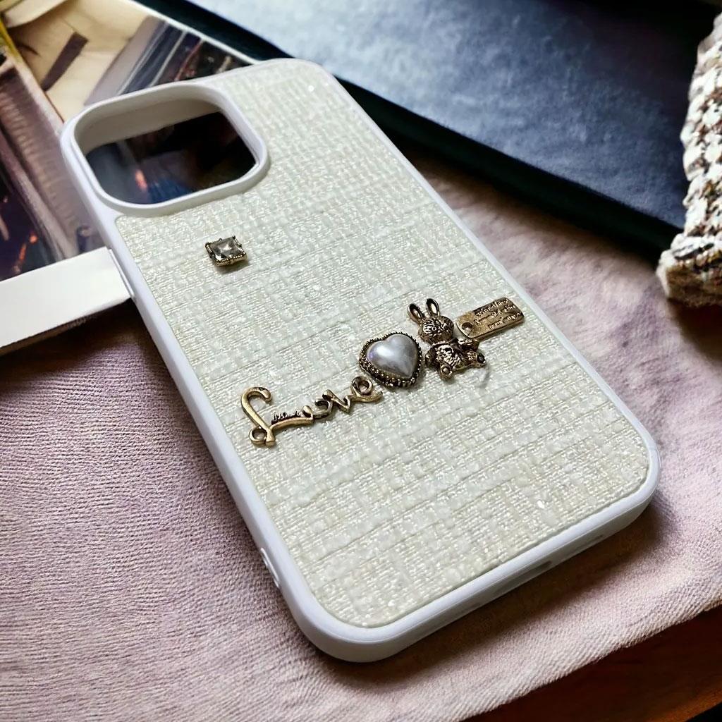 Apple iPhone 15 Pro Gold Figürlü Kumaş Kaplamalı Telefon Kılıfı