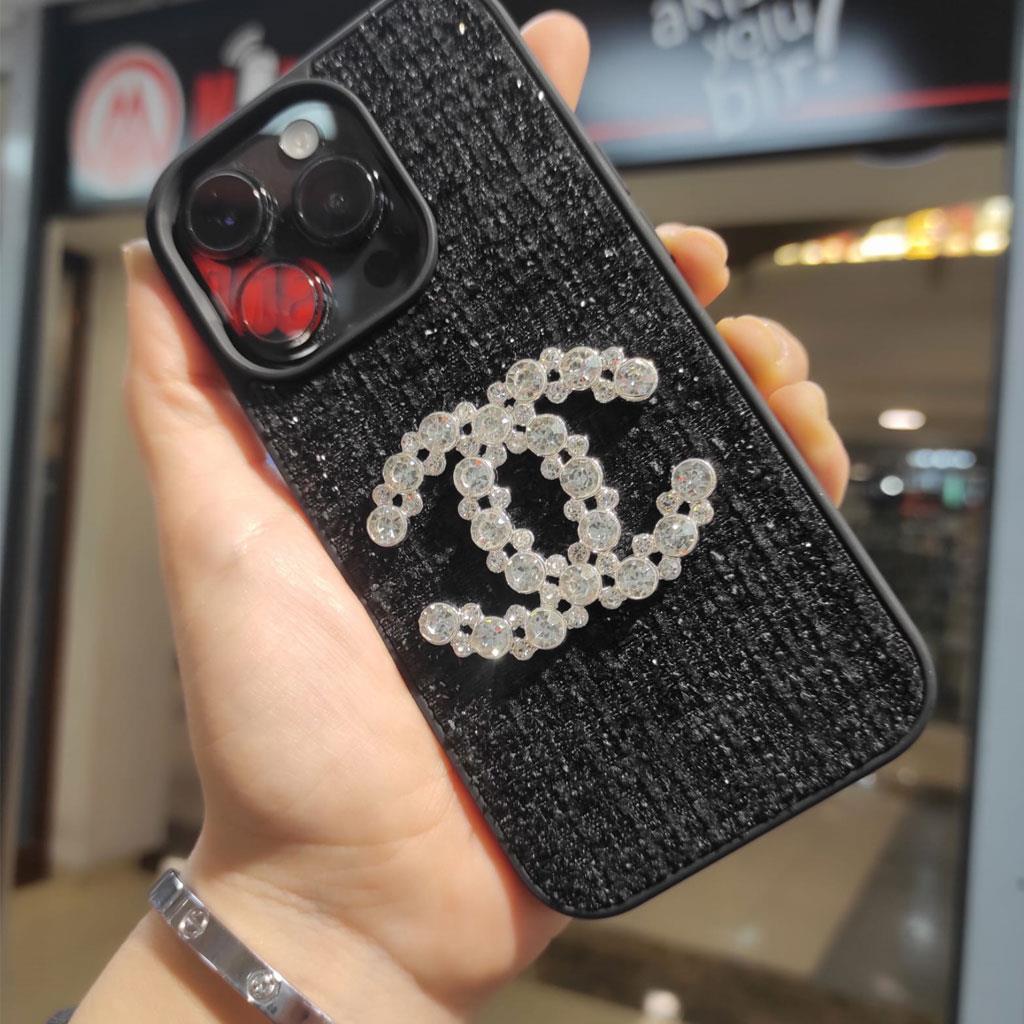 Apple iPhone 15 Pro Max Chanel Logolu Kumaş Kaplamalı Telefon Kılıfı