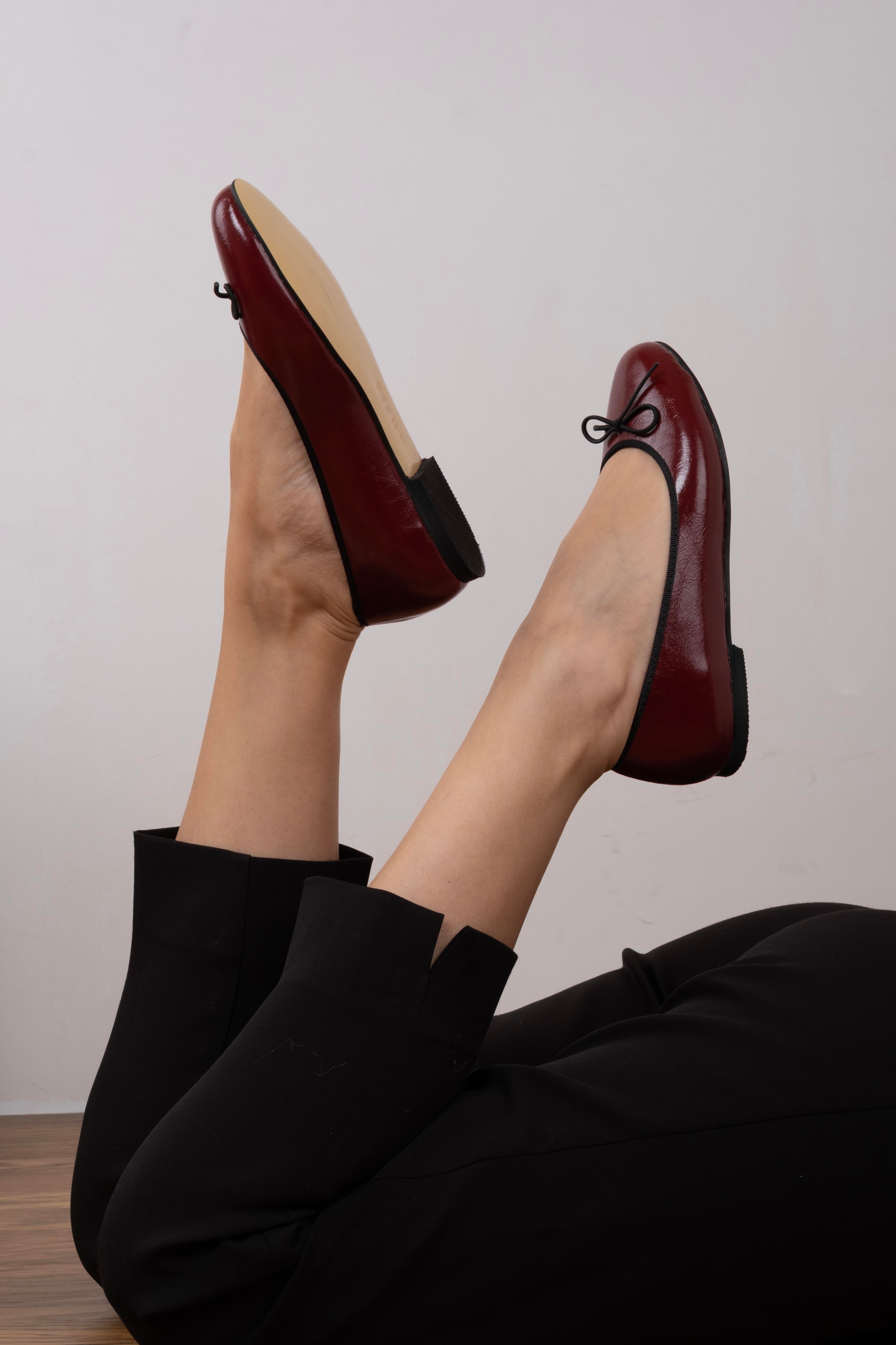 Deny Model Kurdele Detaylı Babet Bordo Kırışık Rugan