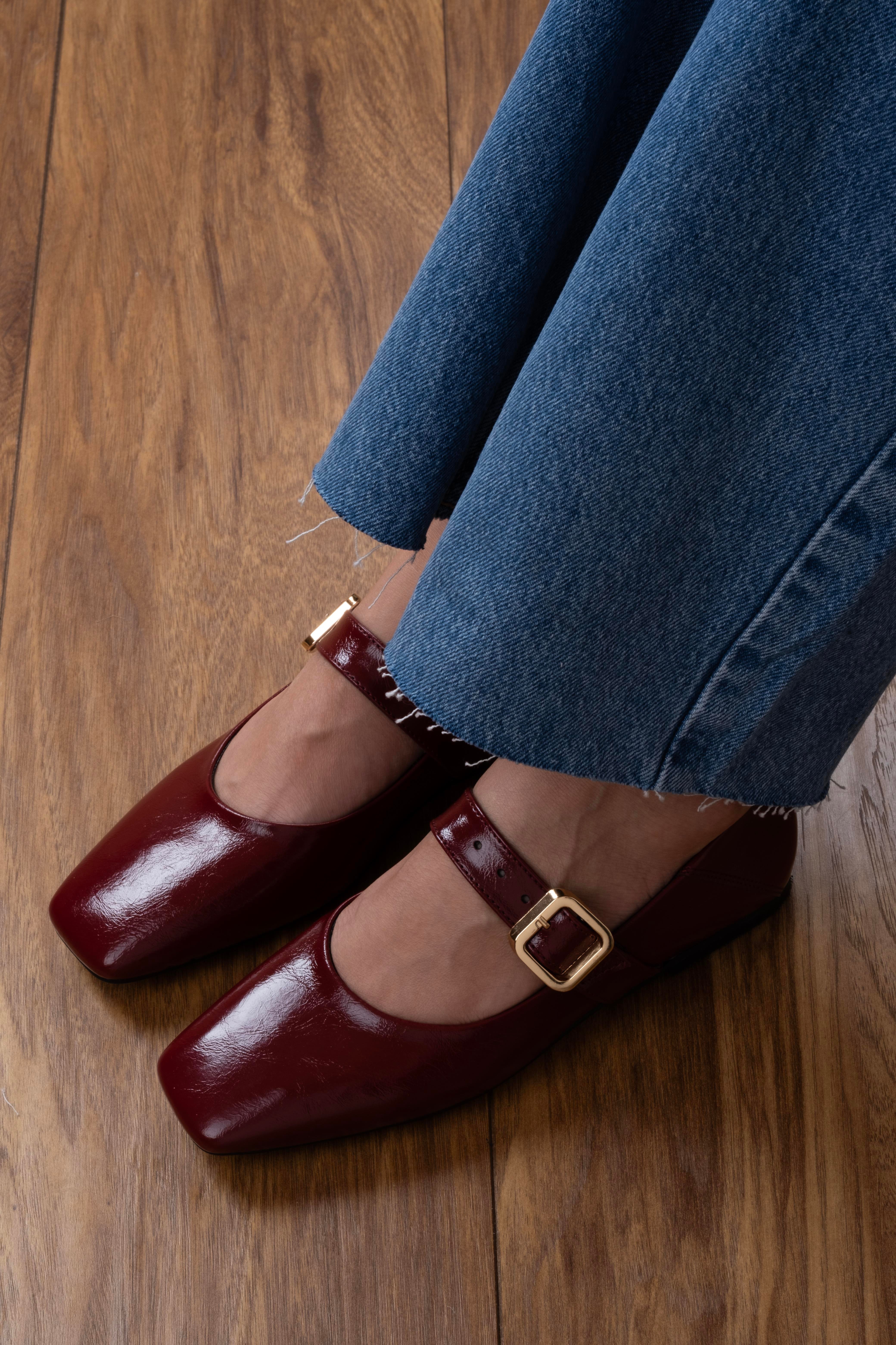 Lolin Model Kemerli Küt Burun Babet Bordo Kırışık Rugan