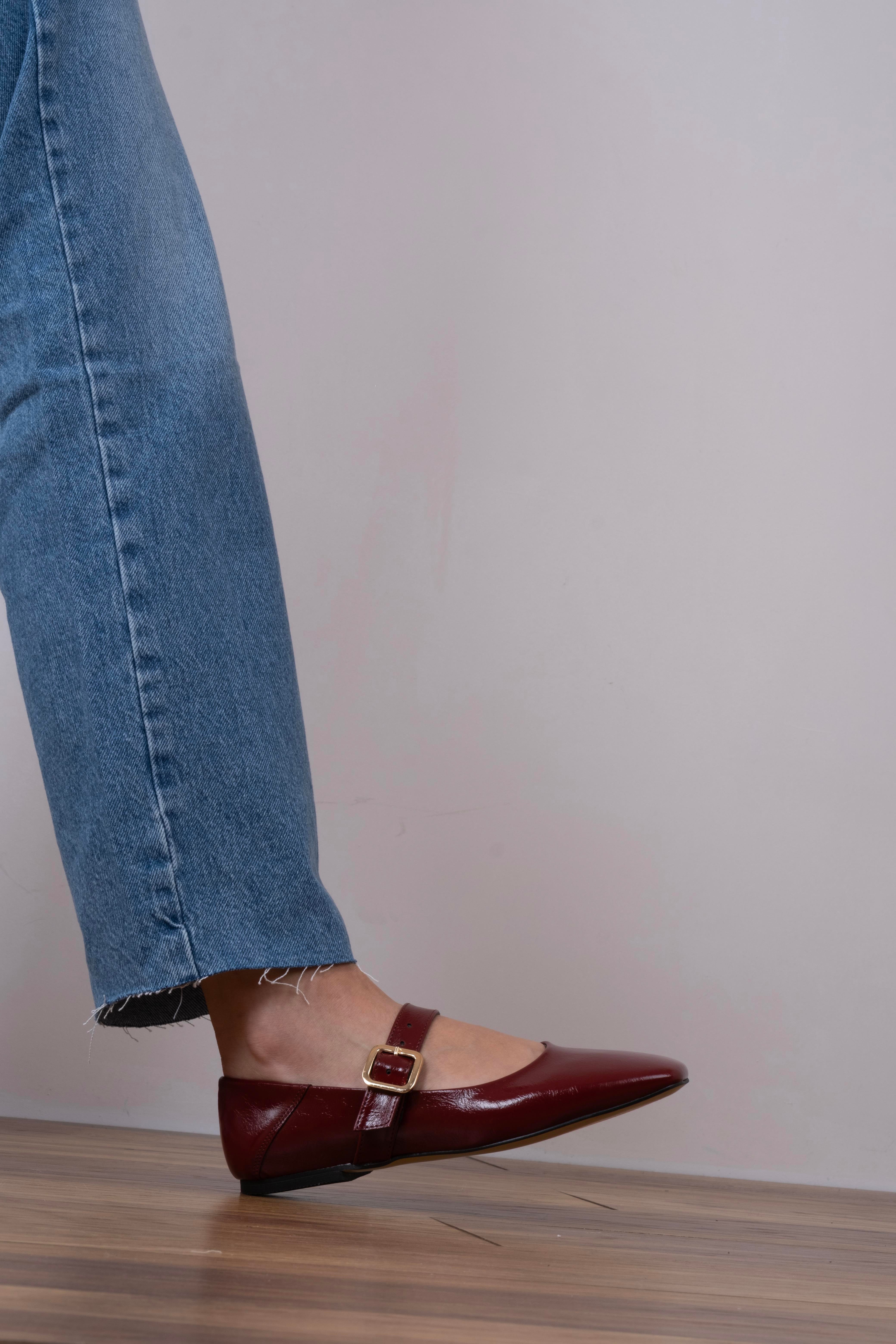 Lolin Model Kemerli Küt Burun Babet Bordo Kırışık Rugan
