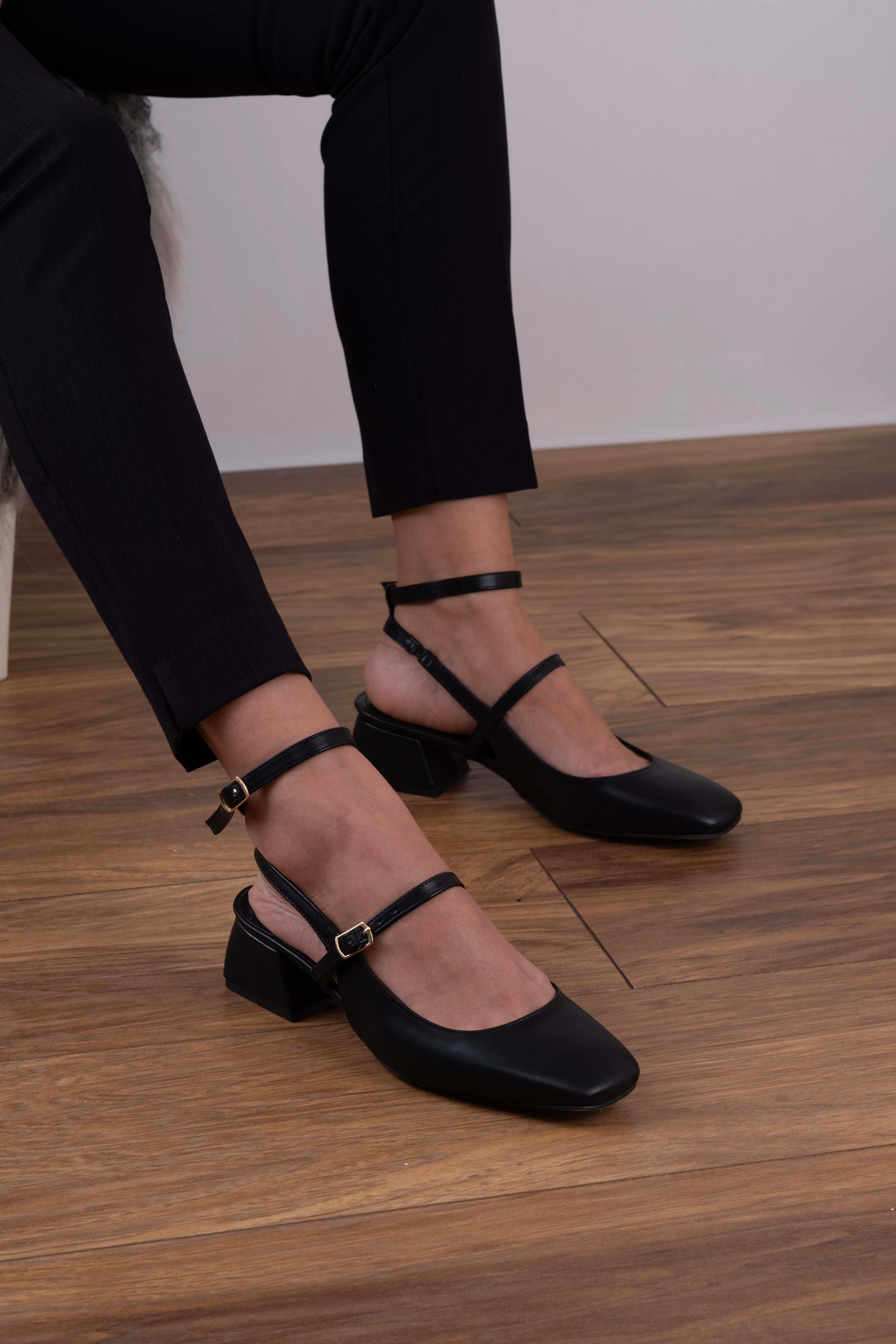 Lulu Model Kısa Topuklu Küt Burun Kemerli Ayakkabı Siyah