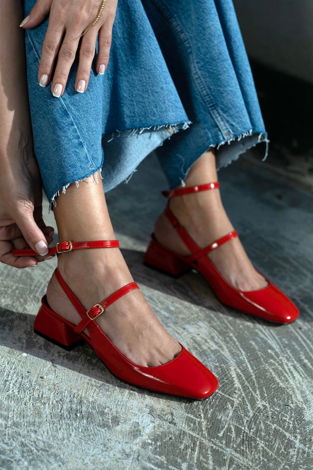Lulu Model Kısa Topuklu Küt Burun Kemerli Ayakkabı Kırmızı Rugan