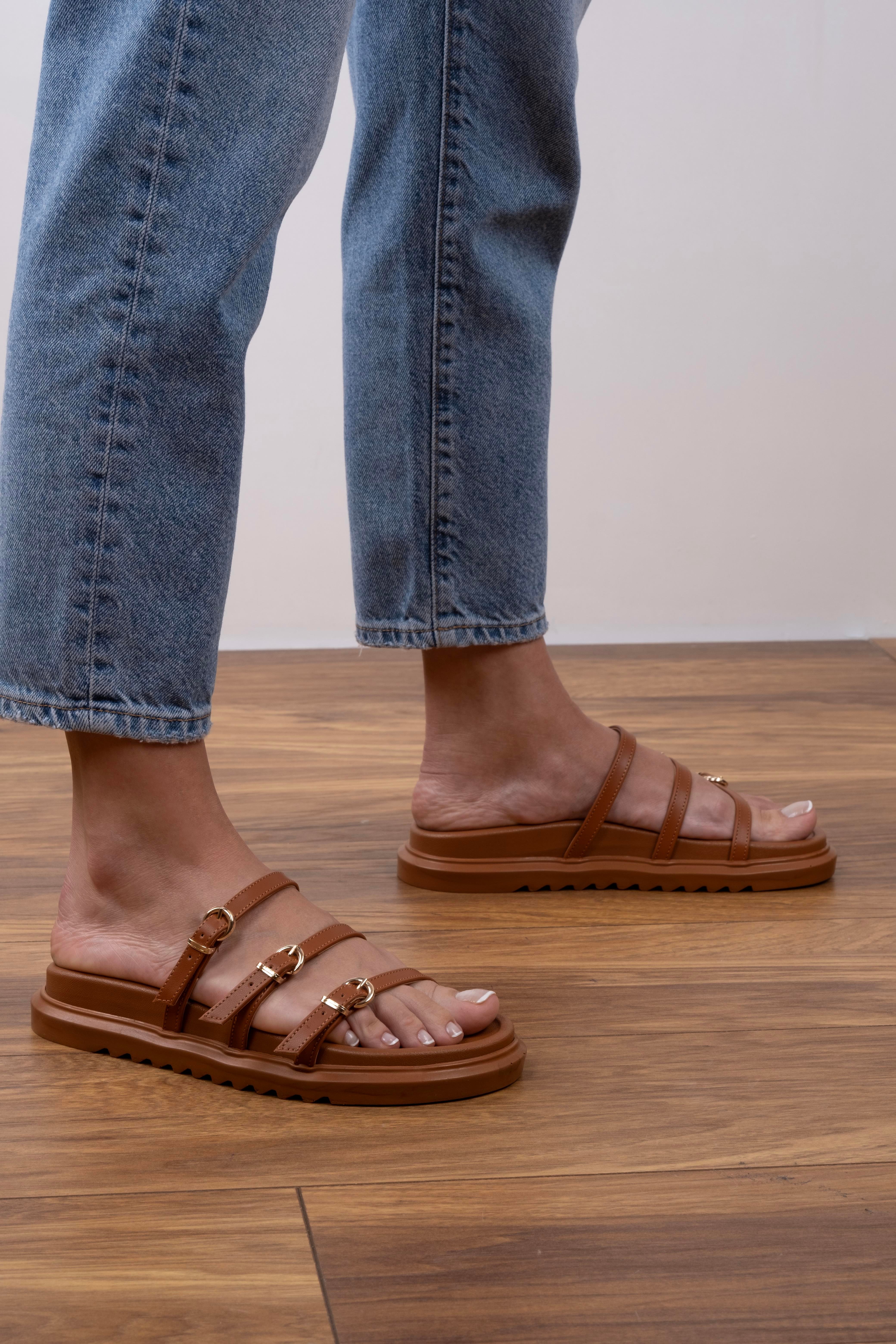 Senu Model Üç Kemer Detaylı Terlik Taba