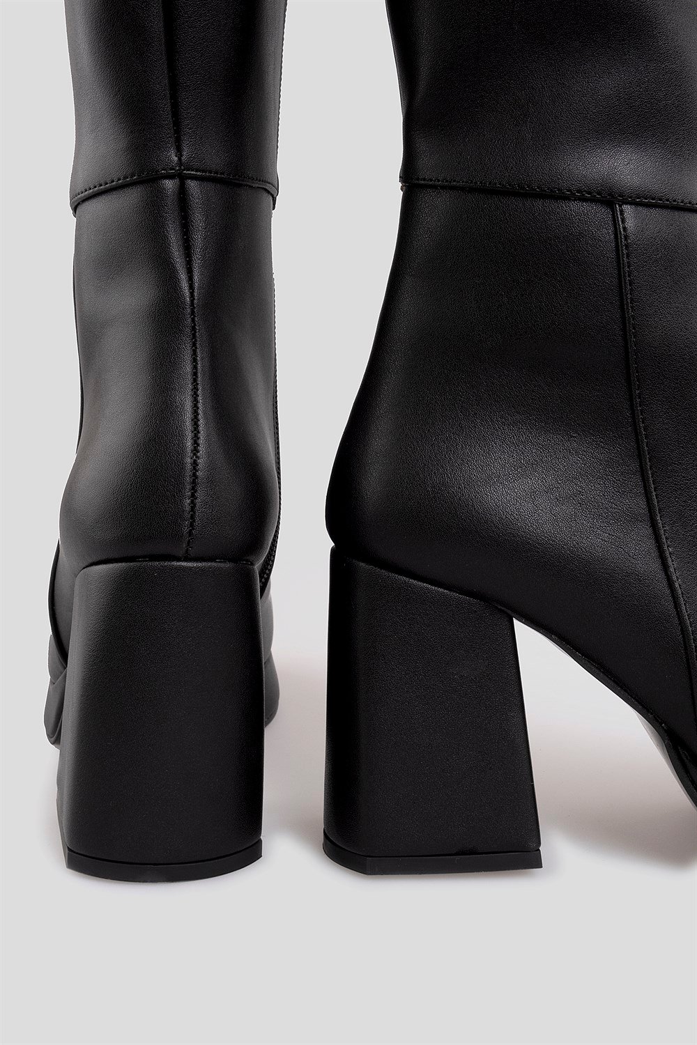 Zelinda Model Küt Burun Platform Topuklu Çizme Siyah