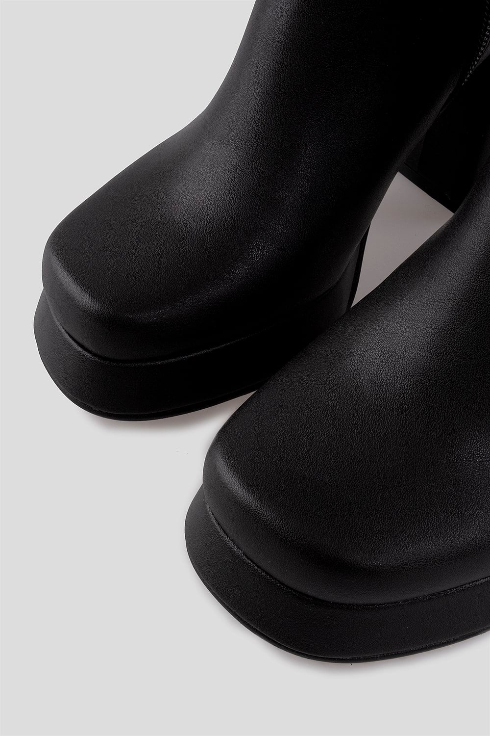 Zelinda Model Küt Burun Platform Topuklu Çizme Siyah