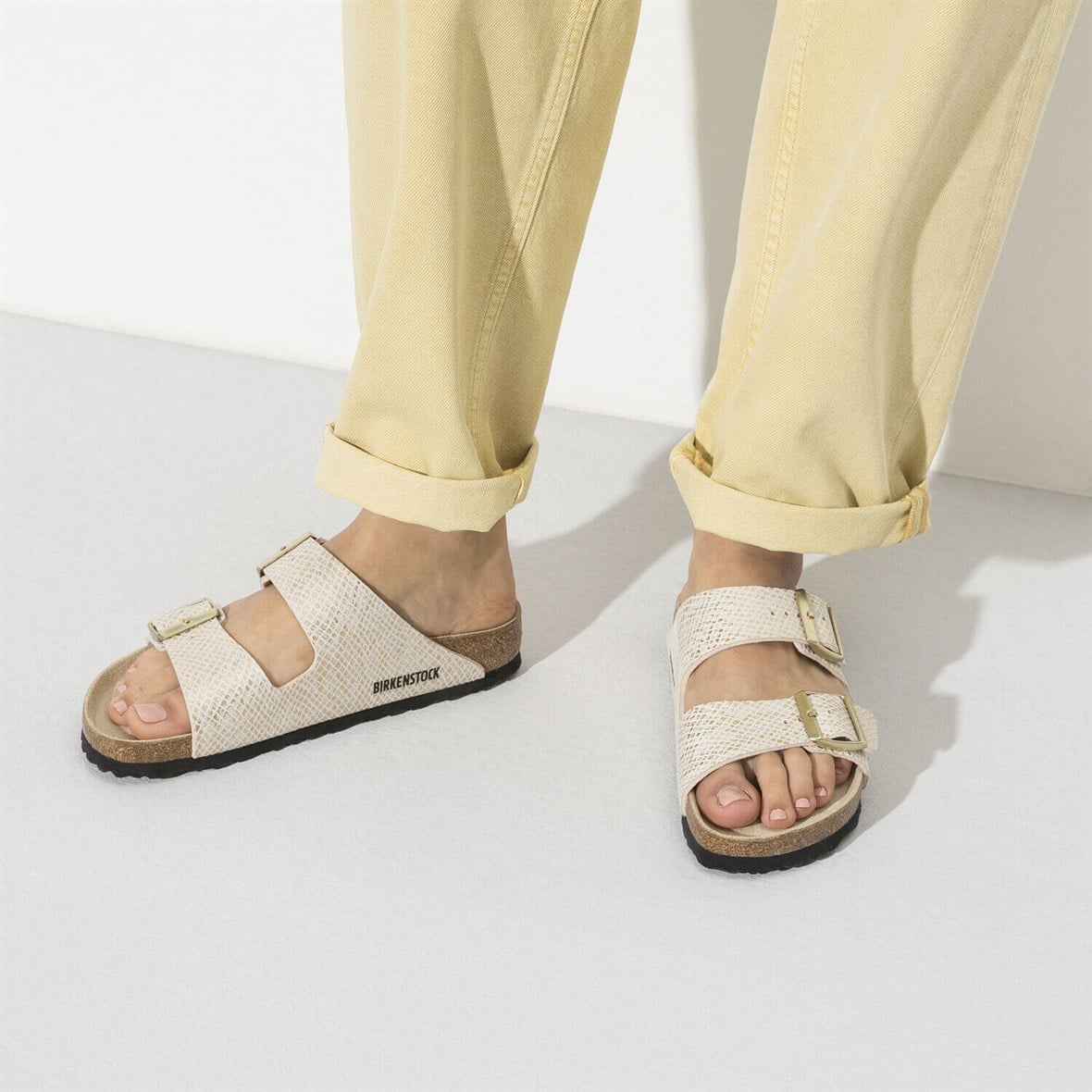 Birkenstock Arizona Bayan Terlik - Shiny Piton Eggshell/Gold