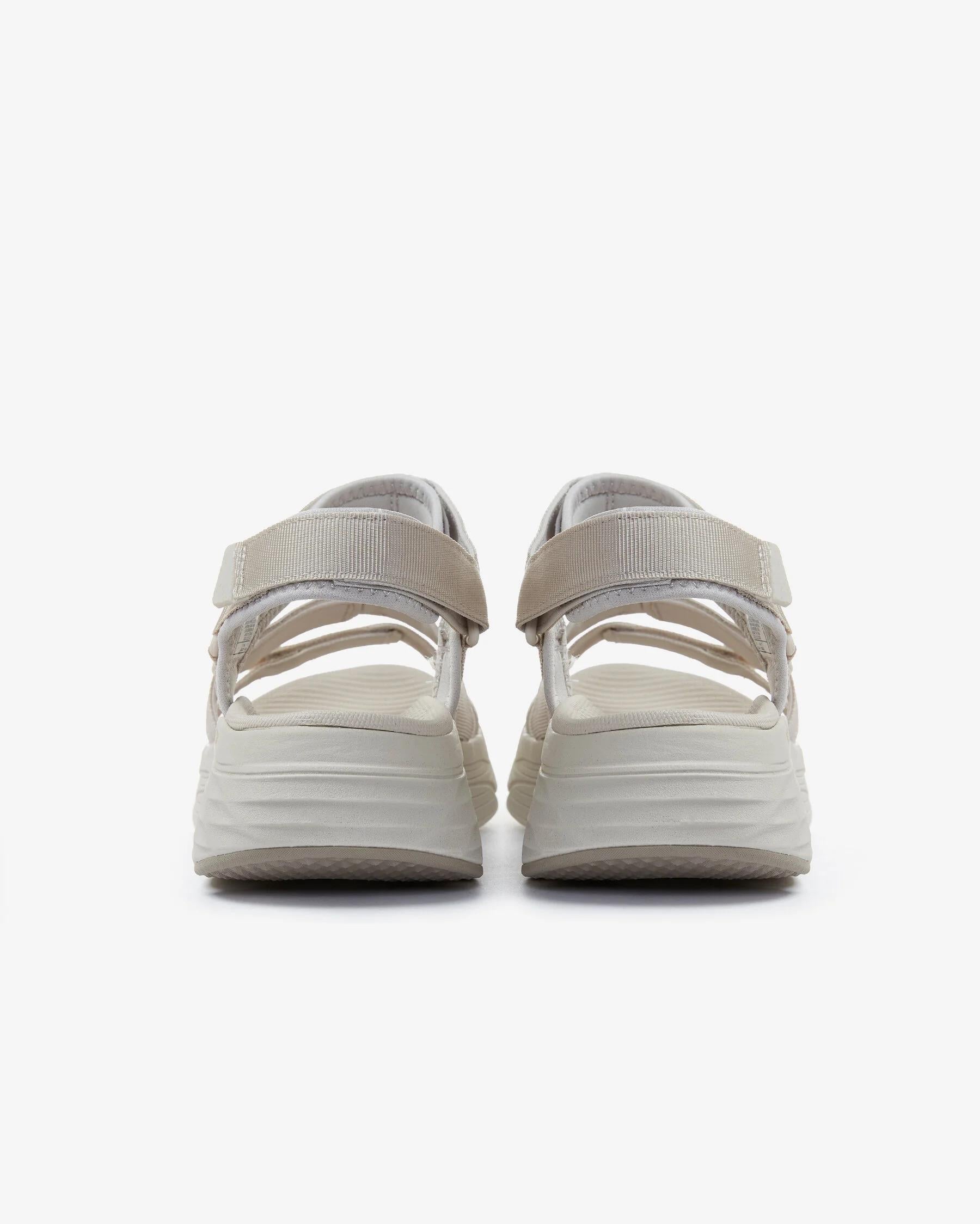 Skechers Max Cushioning - Lured 140218 NAT Kadın Sandalet - Bej