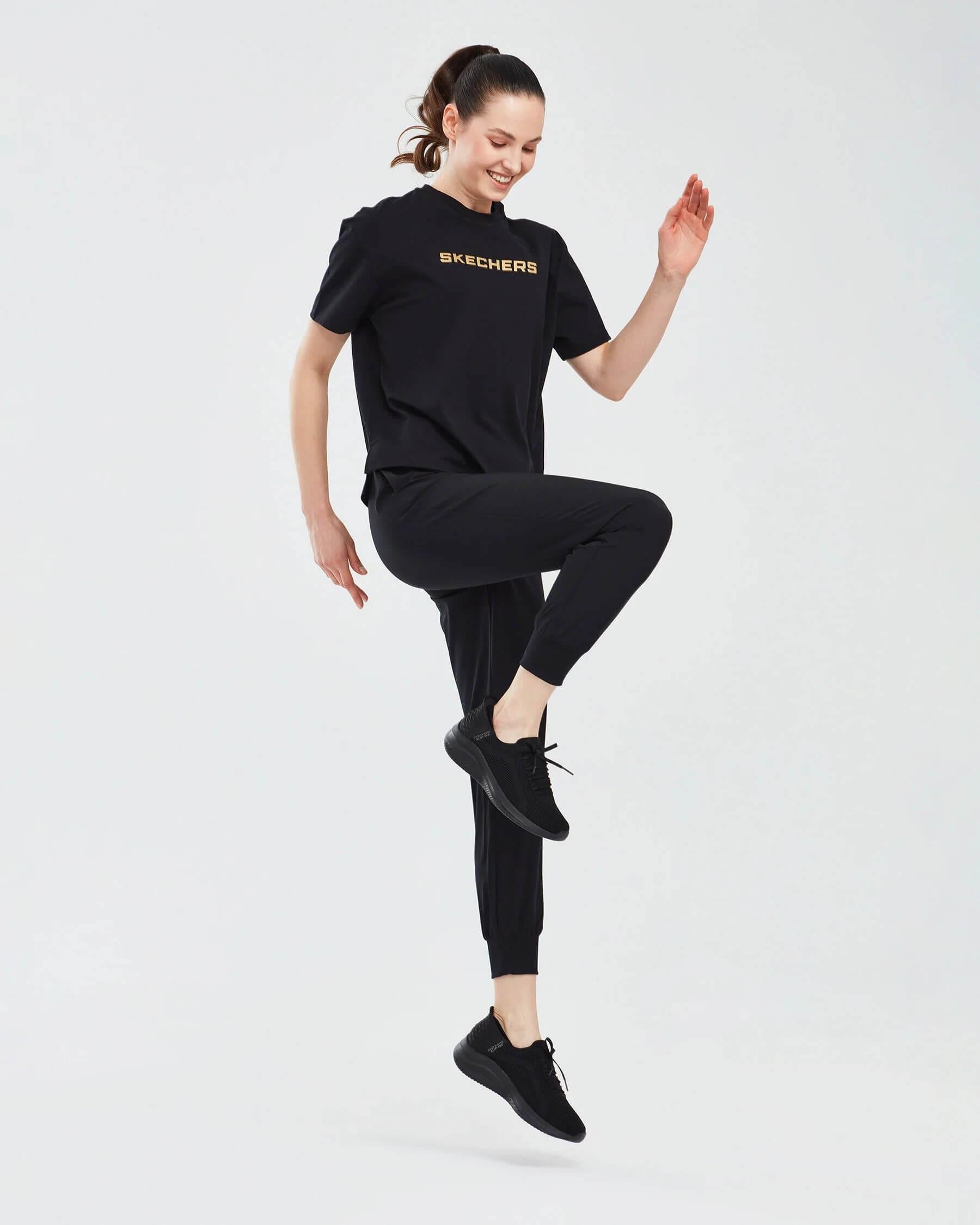 Skechers W Graphic Tee Loose Fit S241012-001 Kadın T-shirt - Siyah