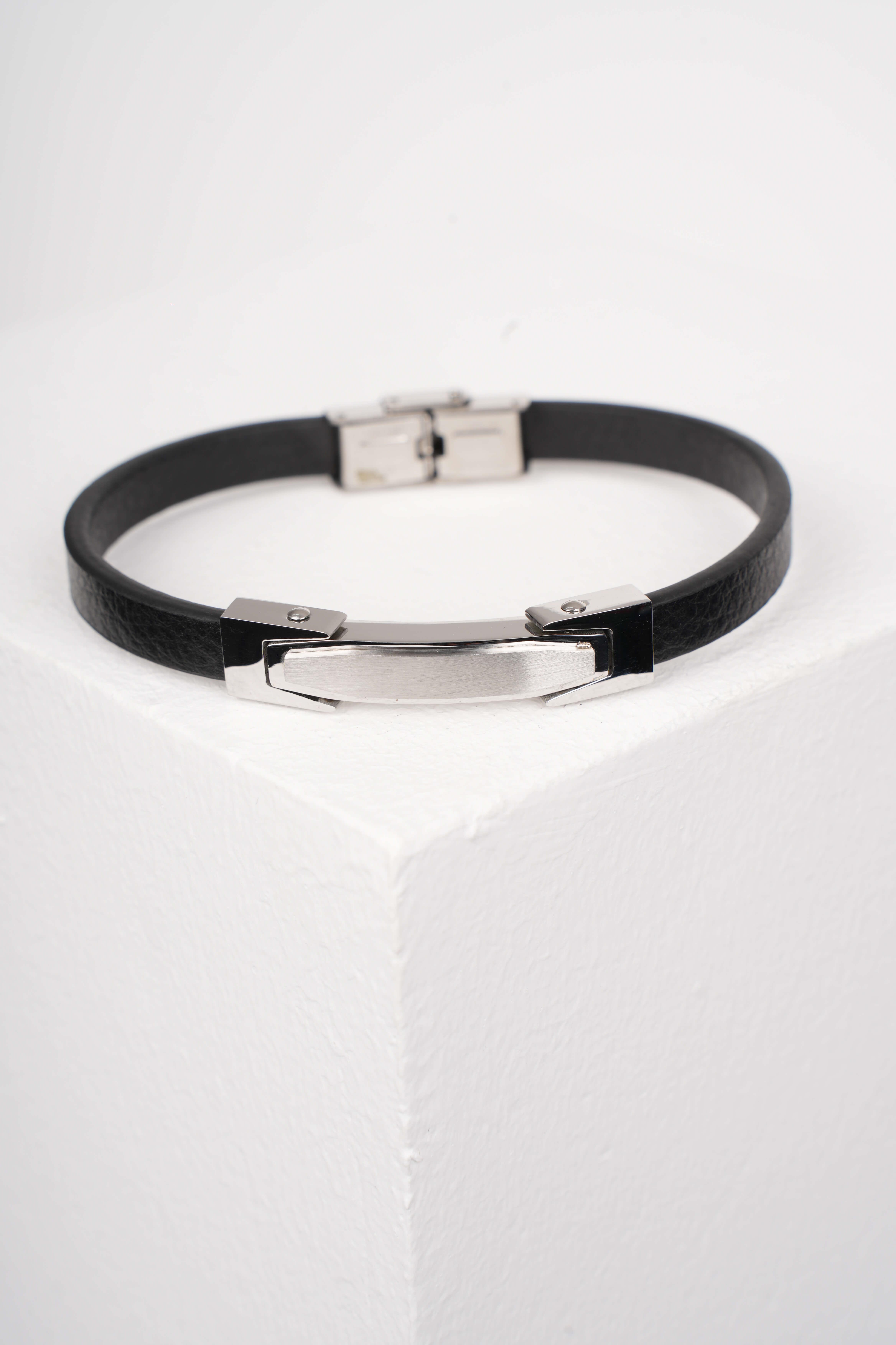 ARTEMIO GÜMÜŞ DERİ BİLEKLİKBraceletWATCHOFROYALARTEMIOARTEMIO GÜMÜŞ DERİ BİLEKLİK