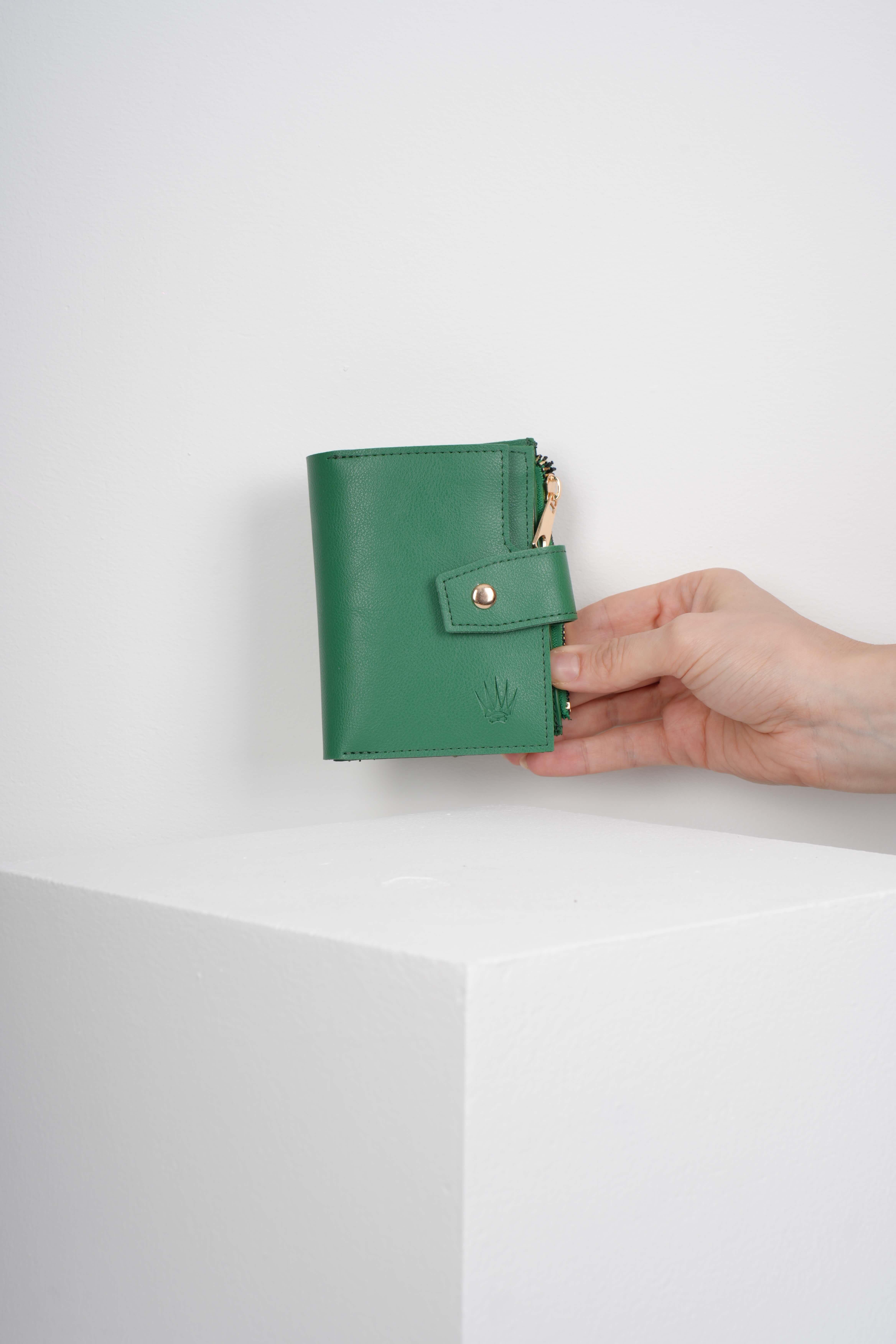 CORALINE  GREEN VEGAN LEATHER WALLET CARD HOLDERWalletWATCHOFROYALCORALİNECORALINE  GREEN VEGAN LEATHER WALLET CARD HOLDER