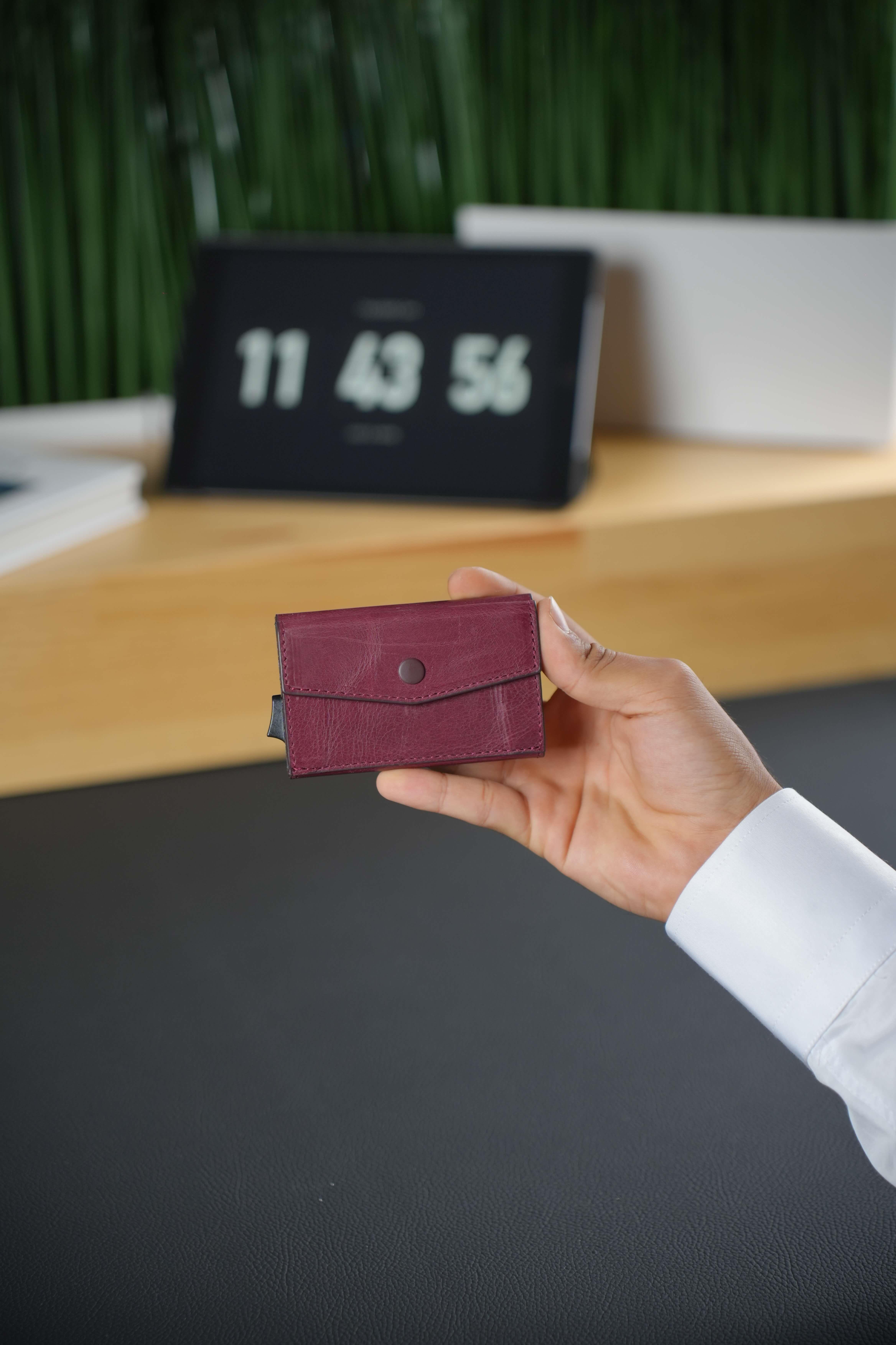 Hakiki Deri Cüzdan Bordo 7 Kart Bölmesi, Mekanizmalı RFID Koruma ve Klipsli Kilit Sistemi JımyCüzdan ve KartlıkWATCHOFROYALJIMYHakiki Deri Cüzdan Bordo 7 Kart Bölmesi, Mekanizmalı RFID Koruma ve Klipsli Kilit Sistemi Jımy