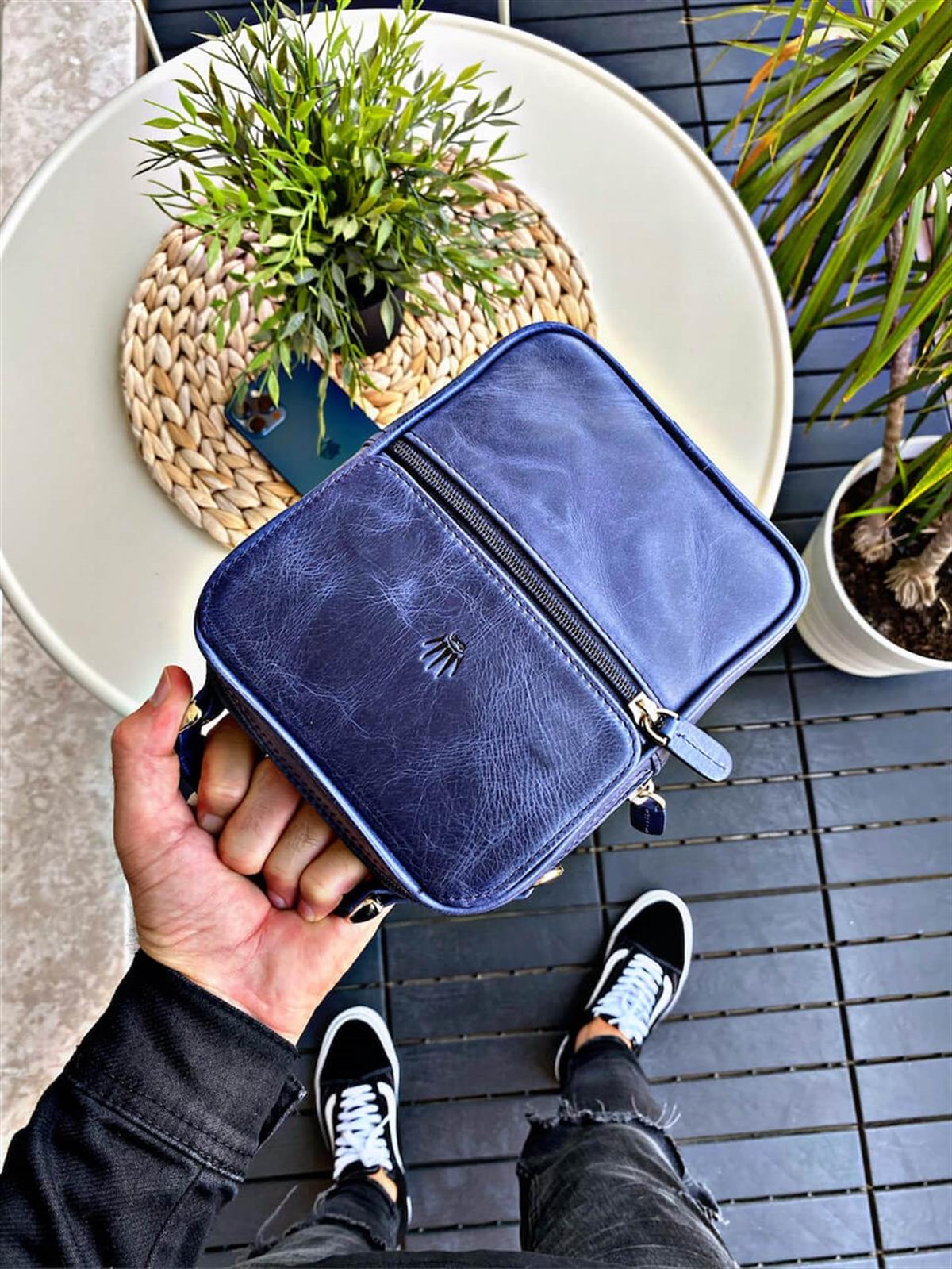 LINCOLN NAVY BLUE HAKİKİ DERİ EL ÇANTASICUZDAN&EL ÇANTASICÜZDAN & ELÇANTASILICLNNVYBLUELINCOLN NAVY BLUE HAKİKİ DERİ EL ÇANTASI