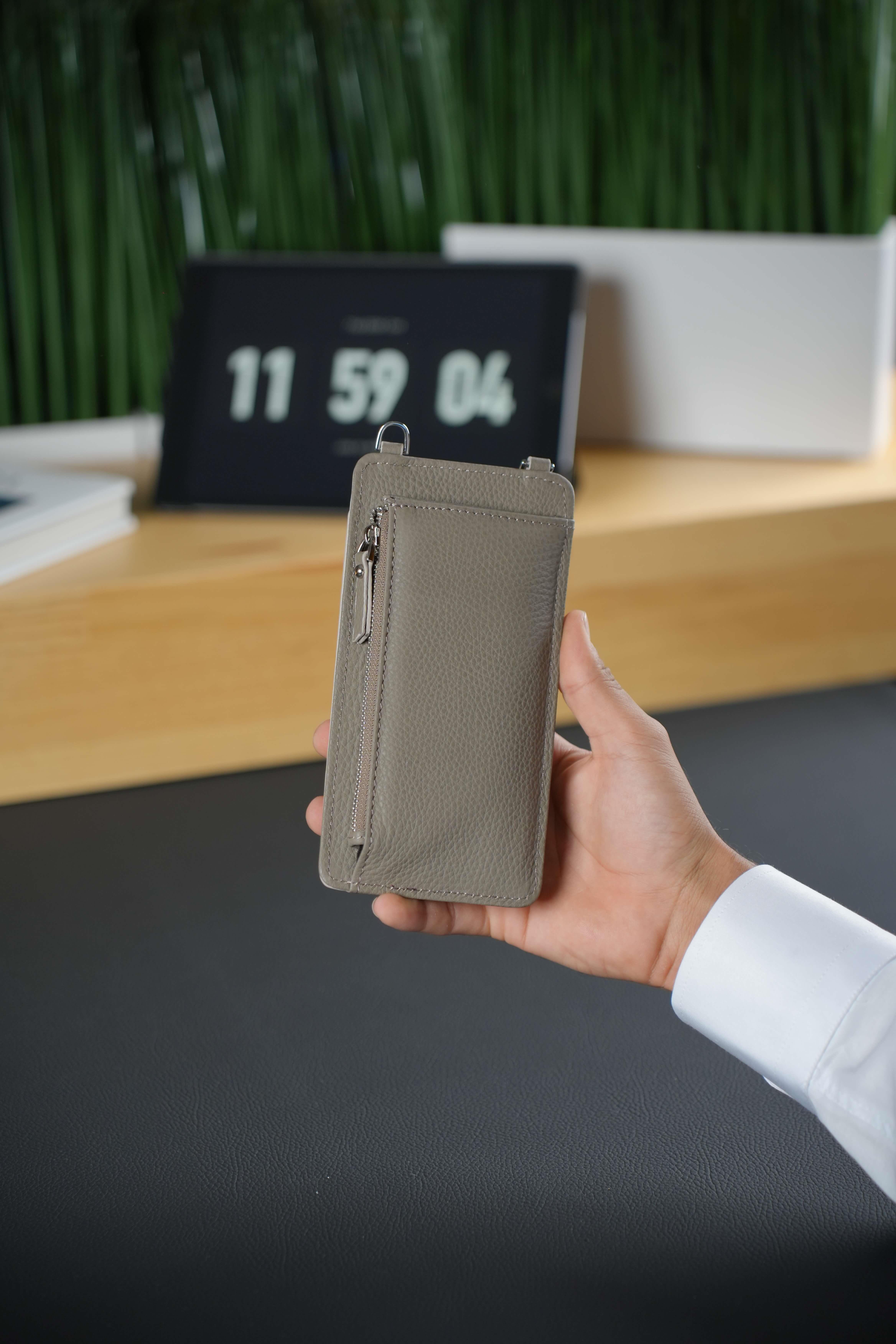 Hakiki Deri Vizon Askılı Çanta 4 Kart Bölmesi, Telefon ve Para Bölmesi, Fermuarlı, Çıtçıtlı Askılı Telefon Çantası LuısawEl ÇantasıWATCHOFROYALLUISAWHakiki Deri Vizon Askılı Çanta 4 Kart Bölmesi, Telefon ve Para Bölmesi, Fermuarlı, Çıtçıtlı Askılı Telefon Çantası Luısaw