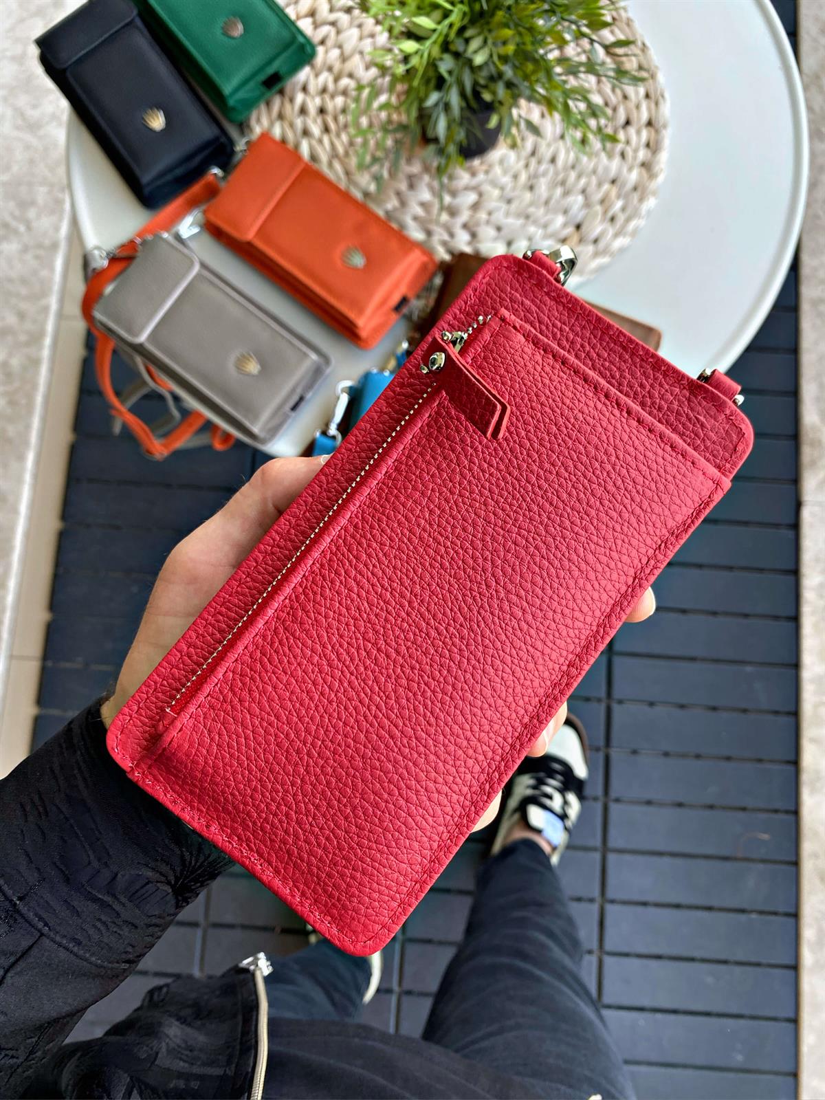HAKİKİ DERİ ERKEK&KADIN KIRMIZI ASKILI ÇANTA ,4 ADET KART BÖLMESİ,TELEFON VE PARA BÖLMESİ,FERMUARLI ÇITÇITLI VE MANYETİK BÖLMELER İÇİN KİLİT SİSTEMİ,%100 HAKİKİ DERİ ASKILI TELEFON ÇANTASIEL ÇANTASIWATCHOFROYALLUISAWHAKİKİ DERİ ERKEK&KADIN KIRMIZI ASKILI ÇANTA ,4 ADET KART BÖLMESİ,TELEFON VE PARA BÖLMESİ,FERMUARLI ÇITÇITLI VE MANYETİK BÖLMELER İÇİN KİLİT SİSTEMİ,%100 HAKİKİ DERİ ASKILI TELEFON ÇANTASI