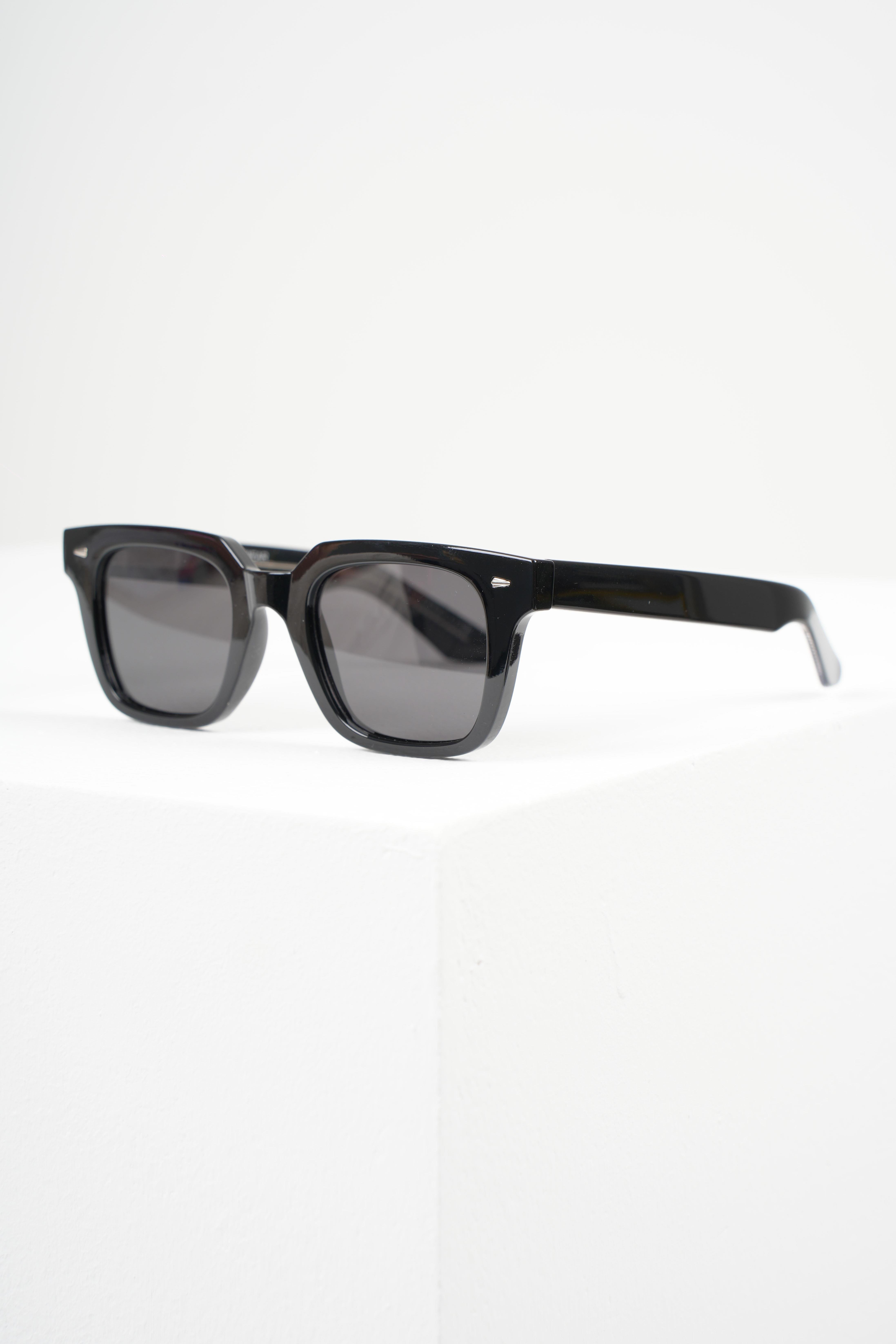 ROYAL EYEWEAR RE31105 SİYAH POLARIZE GÜNEŞ GÖZLÜĞÜGözlükWATCHOFROYALRE31105ROYAL EYEWEAR RE31105 SİYAH POLARIZE GÜNEŞ GÖZLÜĞÜ