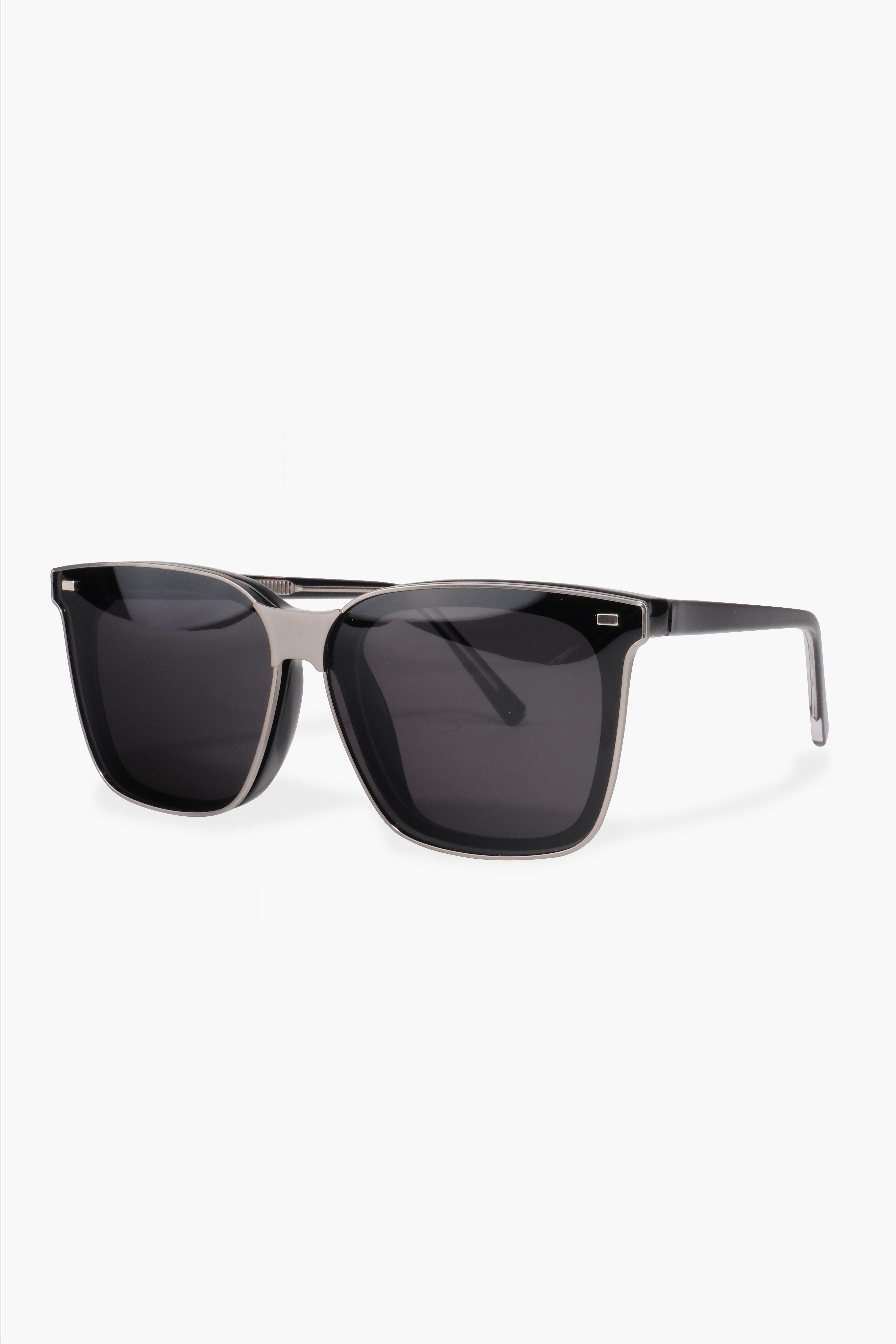 ROYAL EYEWEAR RE98020 MIKNATISLI ÖN ÇERÇEVESİ ÇIKARILABİLEN KOYU SİYAH GÜNEŞ GÖZLÜĞÜGözlükWATCHOFROYALRE98020ROYAL EYEWEAR RE98020 MIKNATISLI ÖN ÇERÇEVESİ ÇIKARILABİLEN KOYU SİYAH GÜNEŞ GÖZLÜĞÜ