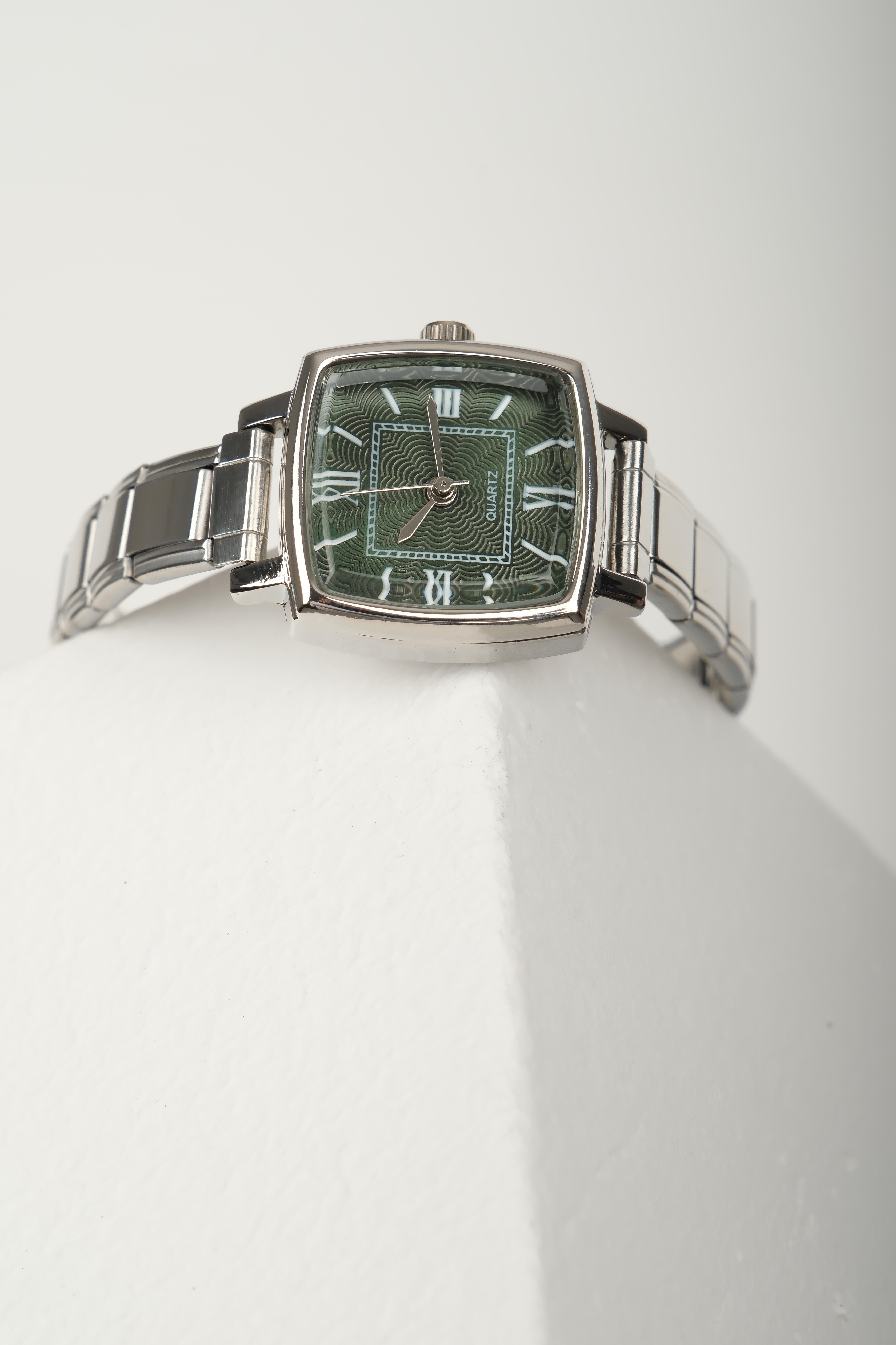 Diora Silver Yeşil Kadın Vintage Çelik Kol SaatiKadın SaatWATCHOFROYALDioraDiora Silver Yeşil Kadın Vintage Çelik Kol Saati