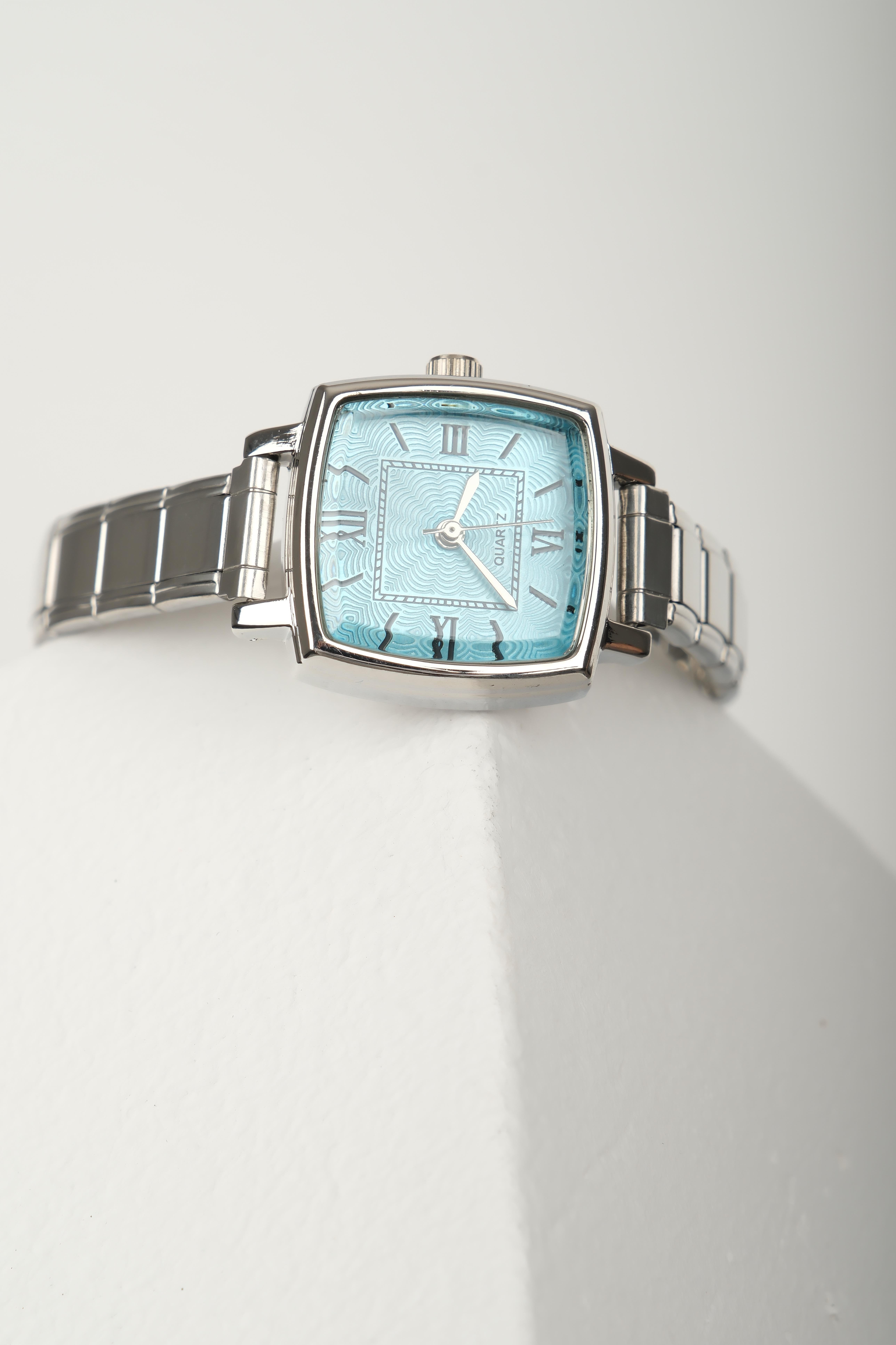 Diora Silver Mavi Kadın Vintage Çelik Kol SaatiKadın SaatWATCHOFROYALDioraDiora Silver Mavi Kadın Vintage Çelik Kol Saati