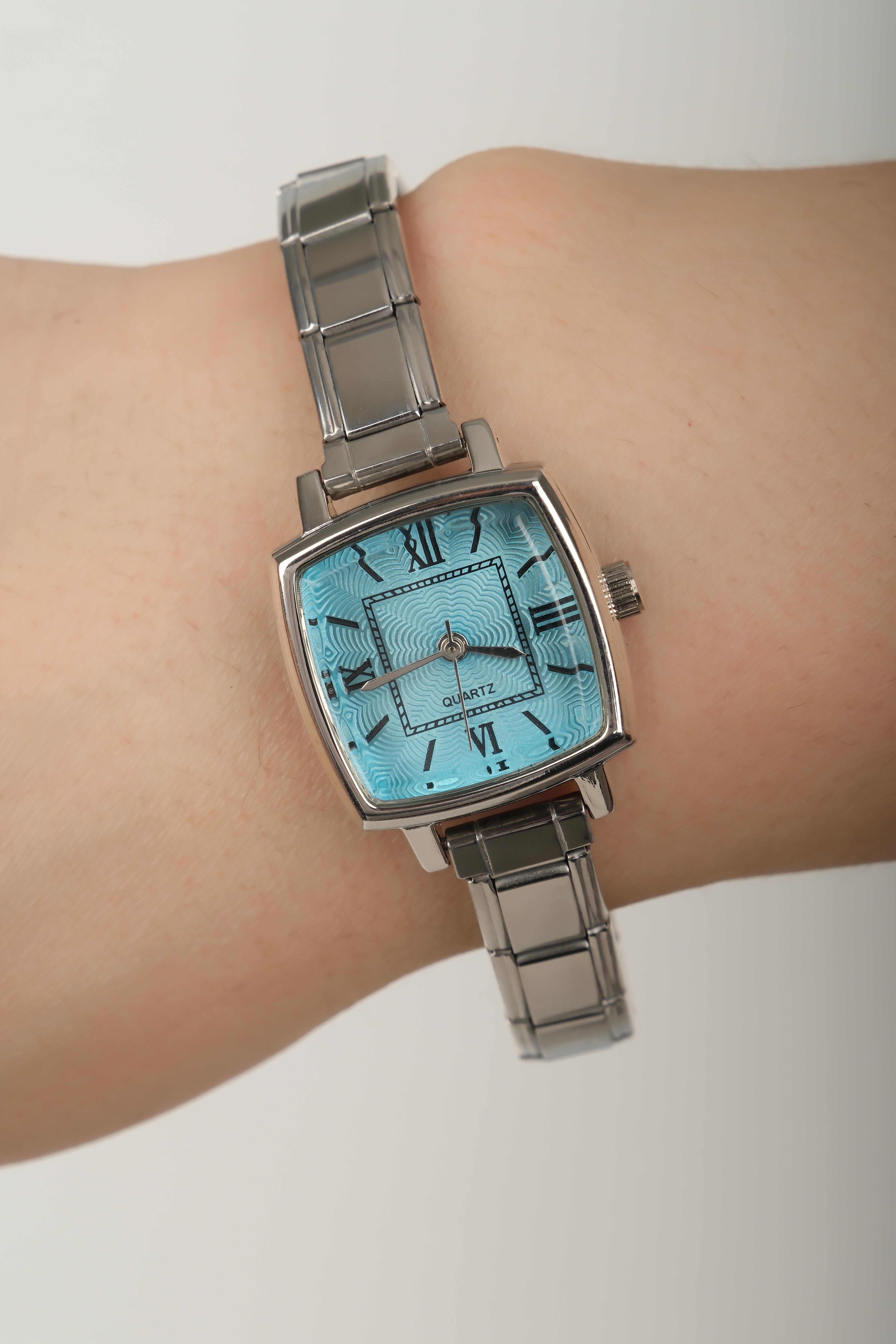 Diora Silver Mavi Kadın Vintage Çelik Kol SaatiKadın SaatWATCHOFROYALDioraDiora Silver Mavi Kadın Vintage Çelik Kol Saati