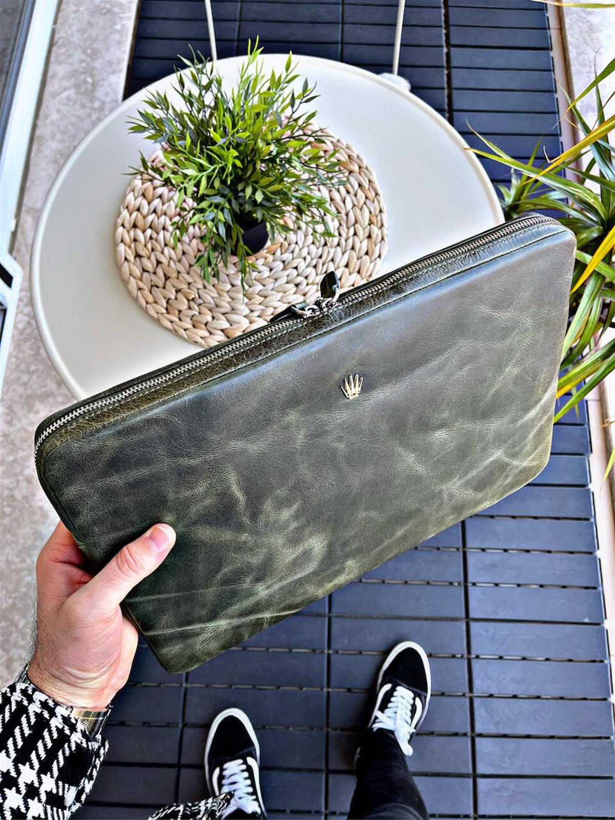 BOUCHES CRAZY GREEN HAKİKİ DERİ CLUTCH EL ÇANTASILAPTOP EVRAK ÇANTASIWATCHOFROYALBOUCHESCRAZYGREENBOUCHES CRAZY GREEN HAKİKİ DERİ CLUTCH EL ÇANTASI