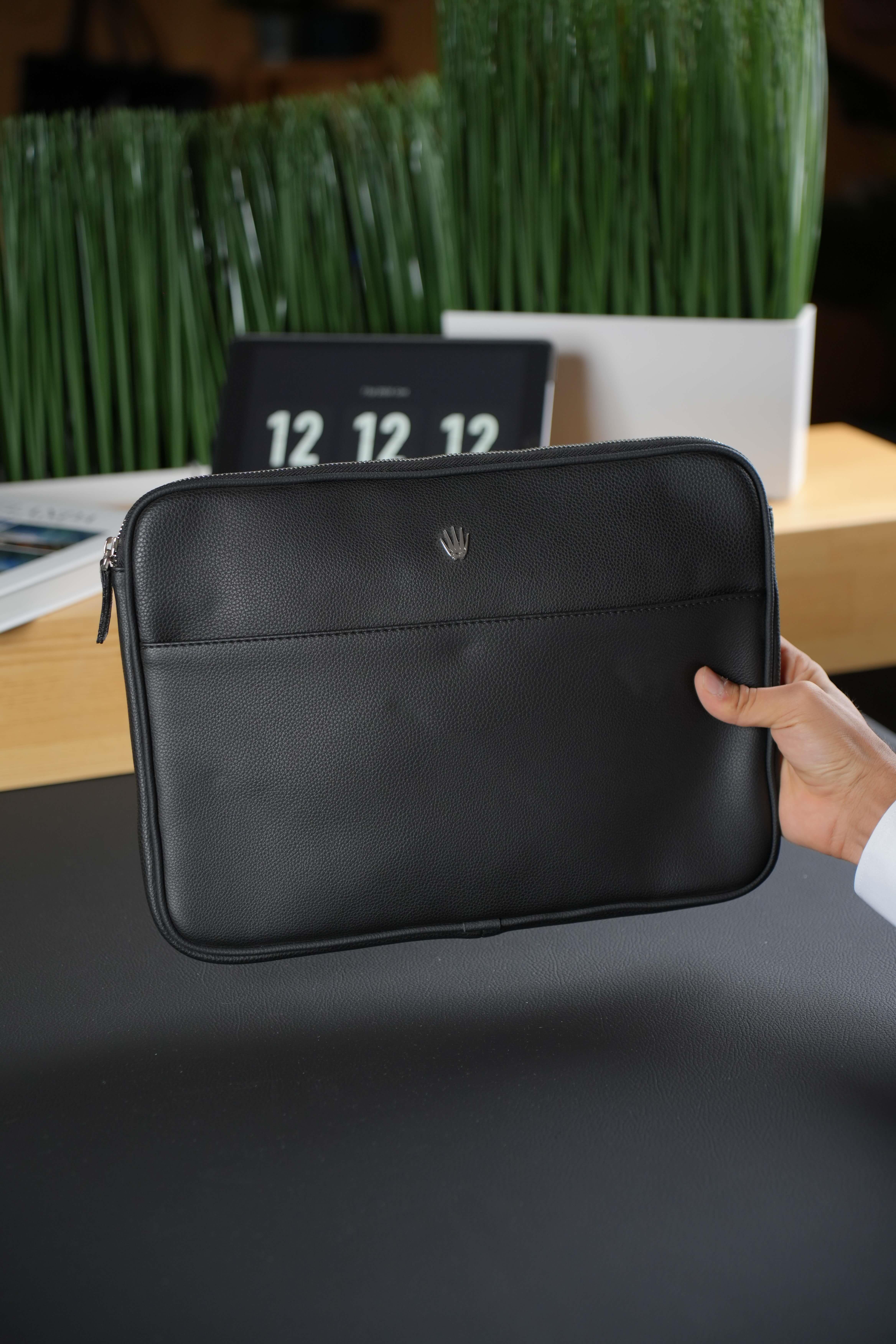 Modern Tasarım Vegan Deri Flotter Siyah El Çantası 6 Kart, Tablet Telefon Bölmesi ve Fermuarlı Organizer ColoratoLaptop ve Evrak ÇantasıWATCHOFROYALCOLORATOModern Tasarım Vegan Deri Flotter Siyah El Çantası 6 Kart, Tablet Telefon Bölmesi ve Fermuarlı Organizer Colorato