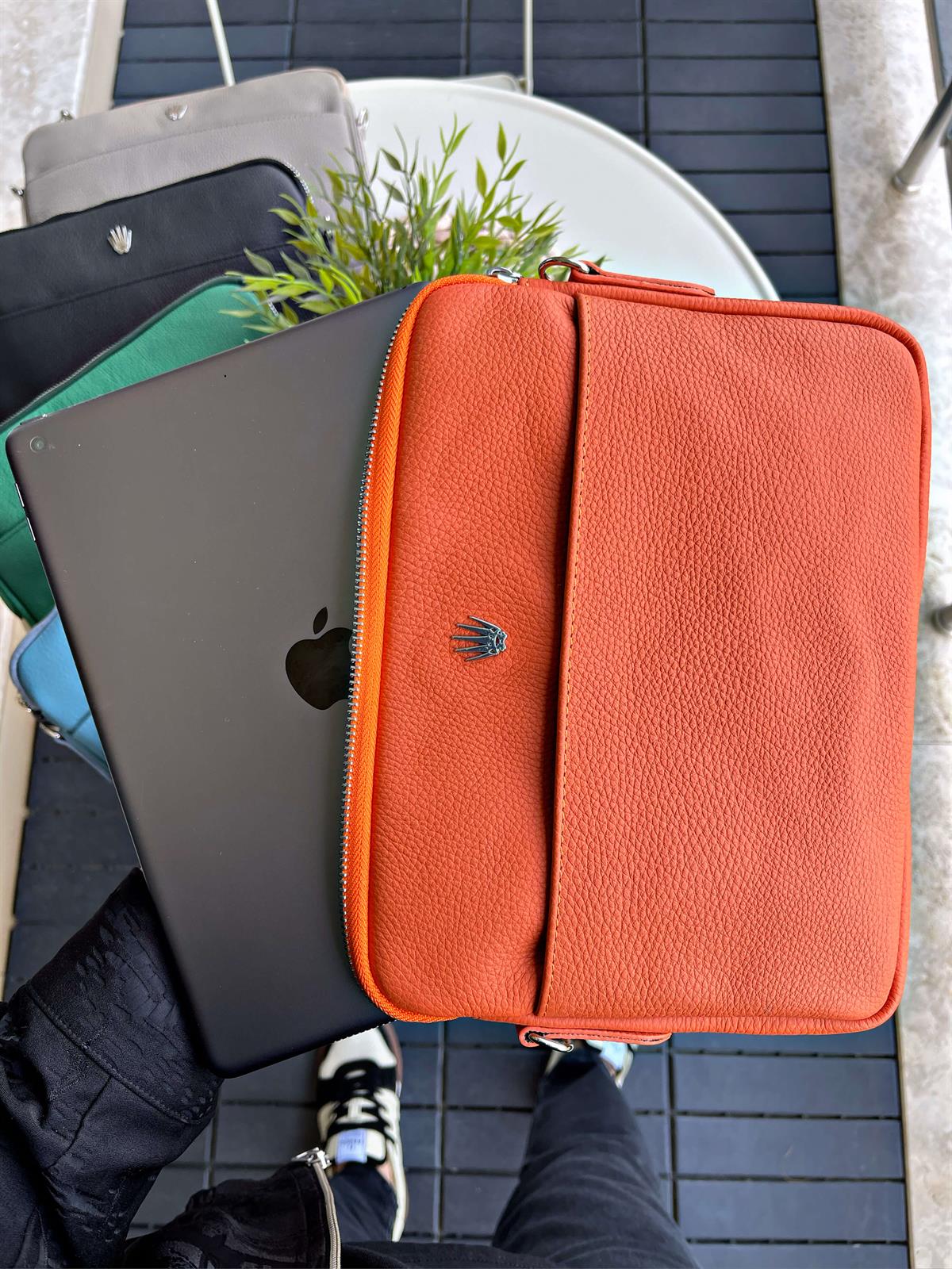 HAKİKİ DERİ ERKEK&KADIN TURUNCU LAPTOP&EVRAK ÇANTASI,KAĞIT PARA BÖLMELİ,12 ADET KART ALANI,GÜVENLİ SAKLAMA İÇİN ÇELİK FERMUARLI KİLİT SİSTEMLİ ORGANİZATÖR SEYAHAT VE İŞ ÇANTASILAPTOP&EVRAK ÇANTASI KONSEPTWATCHOFROYALMAESTRIAWHAKİKİ DERİ ERKEK&KADIN TURUNCU LAPTOP&EVRAK ÇANTASI,KAĞIT PARA BÖLMELİ,12 ADET KART ALANI,GÜVENLİ SAKLAMA İÇİN ÇELİK FERMUARLI KİLİT SİSTEMLİ ORGANİZATÖR SEYAHAT VE İŞ ÇANTASI