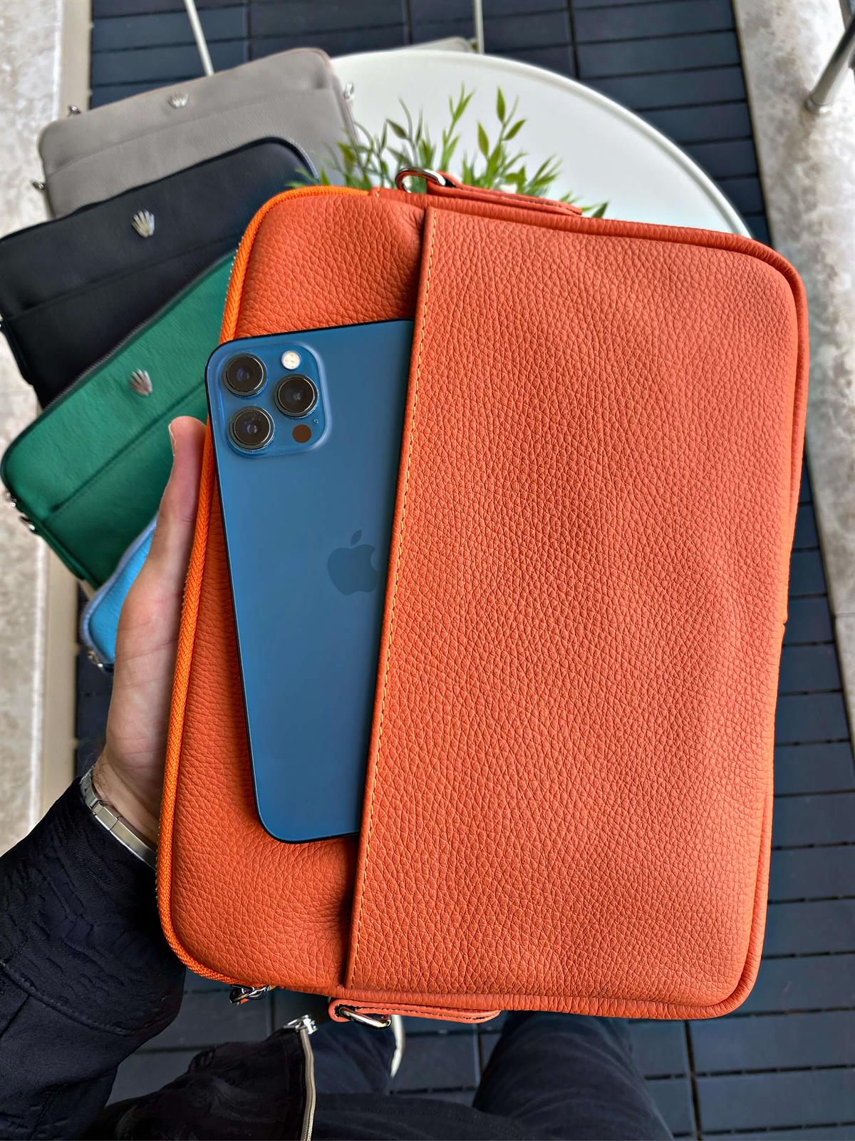 HAKİKİ DERİ ERKEK&KADIN TURUNCU LAPTOP&EVRAK ÇANTASI,KAĞIT PARA BÖLMELİ,12 ADET KART ALANI,GÜVENLİ SAKLAMA İÇİN ÇELİK FERMUARLI KİLİT SİSTEMLİ ORGANİZATÖR SEYAHAT VE İŞ ÇANTASILAPTOP&EVRAK ÇANTASI KONSEPTWATCHOFROYALMAESTRIAWHAKİKİ DERİ ERKEK&KADIN TURUNCU LAPTOP&EVRAK ÇANTASI,KAĞIT PARA BÖLMELİ,12 ADET KART ALANI,GÜVENLİ SAKLAMA İÇİN ÇELİK FERMUARLI KİLİT SİSTEMLİ ORGANİZATÖR SEYAHAT VE İŞ ÇANTASI