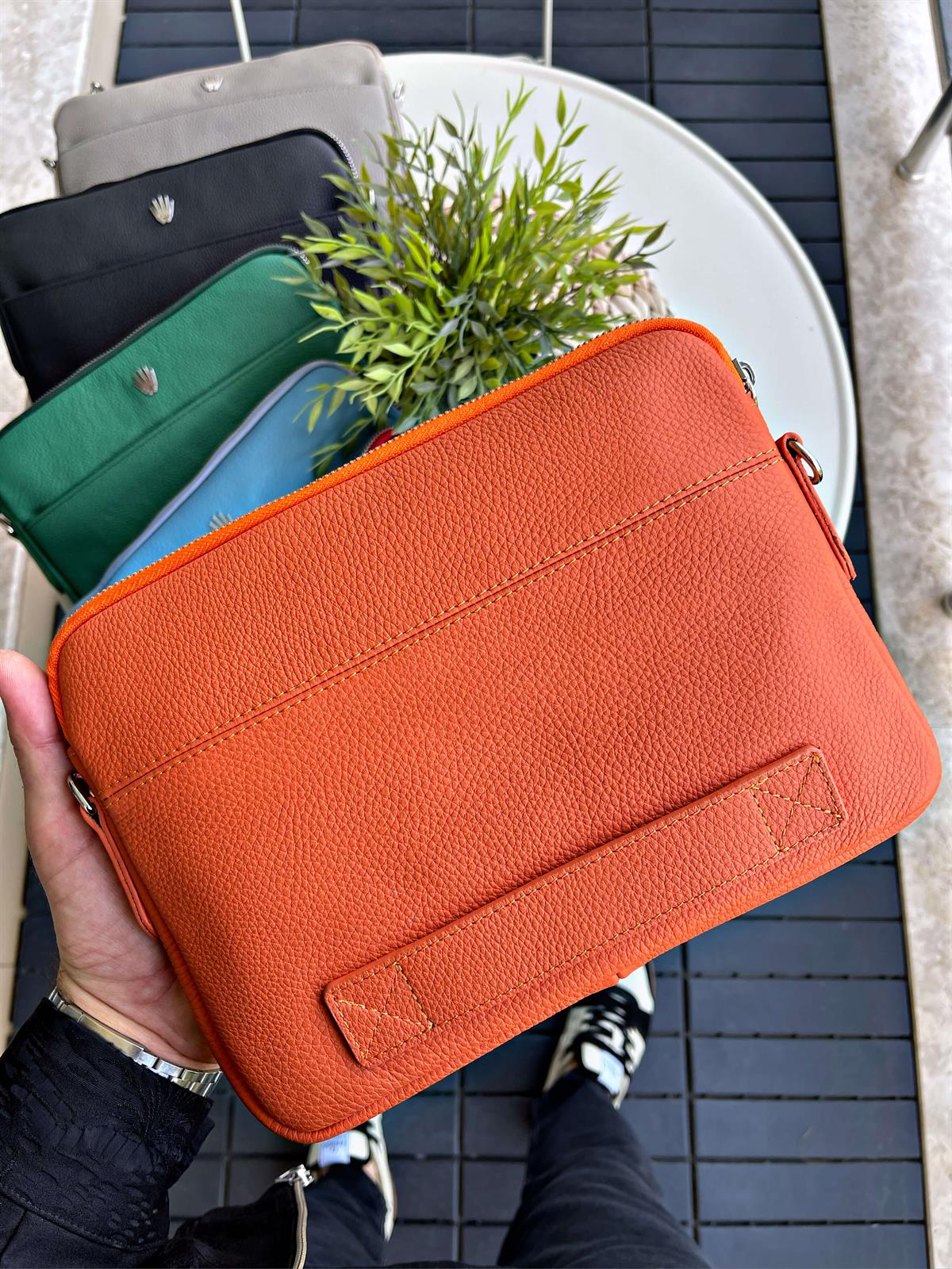 HAKİKİ DERİ ERKEK&KADIN TURUNCU LAPTOP&EVRAK ÇANTASI,KAĞIT PARA BÖLMELİ,12 ADET KART ALANI,GÜVENLİ SAKLAMA İÇİN ÇELİK FERMUARLI KİLİT SİSTEMLİ ORGANİZATÖR SEYAHAT VE İŞ ÇANTASILAPTOP&EVRAK ÇANTASI KONSEPTWATCHOFROYALMAESTRIAWHAKİKİ DERİ ERKEK&KADIN TURUNCU LAPTOP&EVRAK ÇANTASI,KAĞIT PARA BÖLMELİ,12 ADET KART ALANI,GÜVENLİ SAKLAMA İÇİN ÇELİK FERMUARLI KİLİT SİSTEMLİ ORGANİZATÖR SEYAHAT VE İŞ ÇANTASI