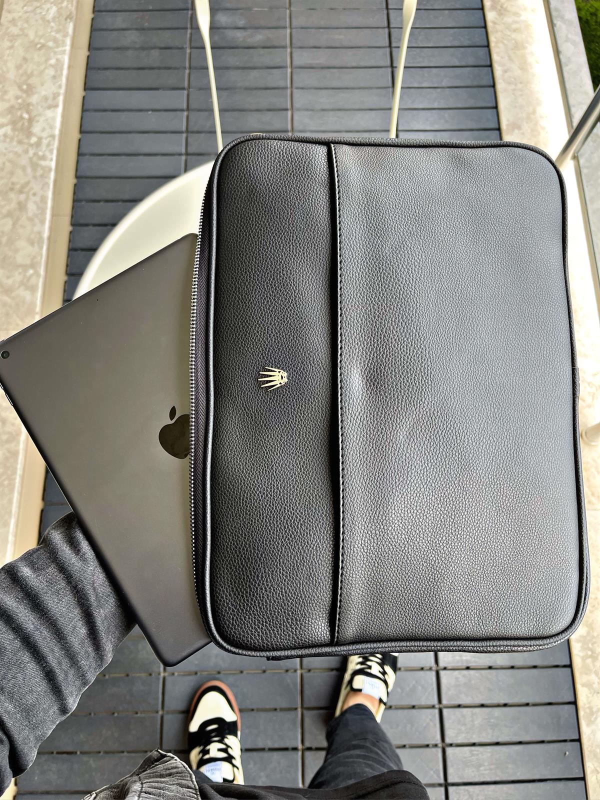 VEGAN DERİ KADIN&ERKEK FLOTTER SİYAH EL ÇANTASI,6 ADET KART BÖLMELİ,TABLET TELEFON İÇİN ÖZEL BÖLME,FERMUARLI MODERN TASARIM PORTFÖY ÇANTA,FONKSİYEL ORGANİZATÖRLAPTOP&EVRAK ÇANTASIWATCHOFROYALCOLORATOVEGAN DERİ KADIN&ERKEK FLOTTER SİYAH EL ÇANTASI,6 ADET KART BÖLMELİ,TABLET TELEFON İÇİN ÖZEL BÖLME,FERMUARLI MODERN TASARIM PORTFÖY ÇANTA,FONKSİYEL ORGANİZATÖR