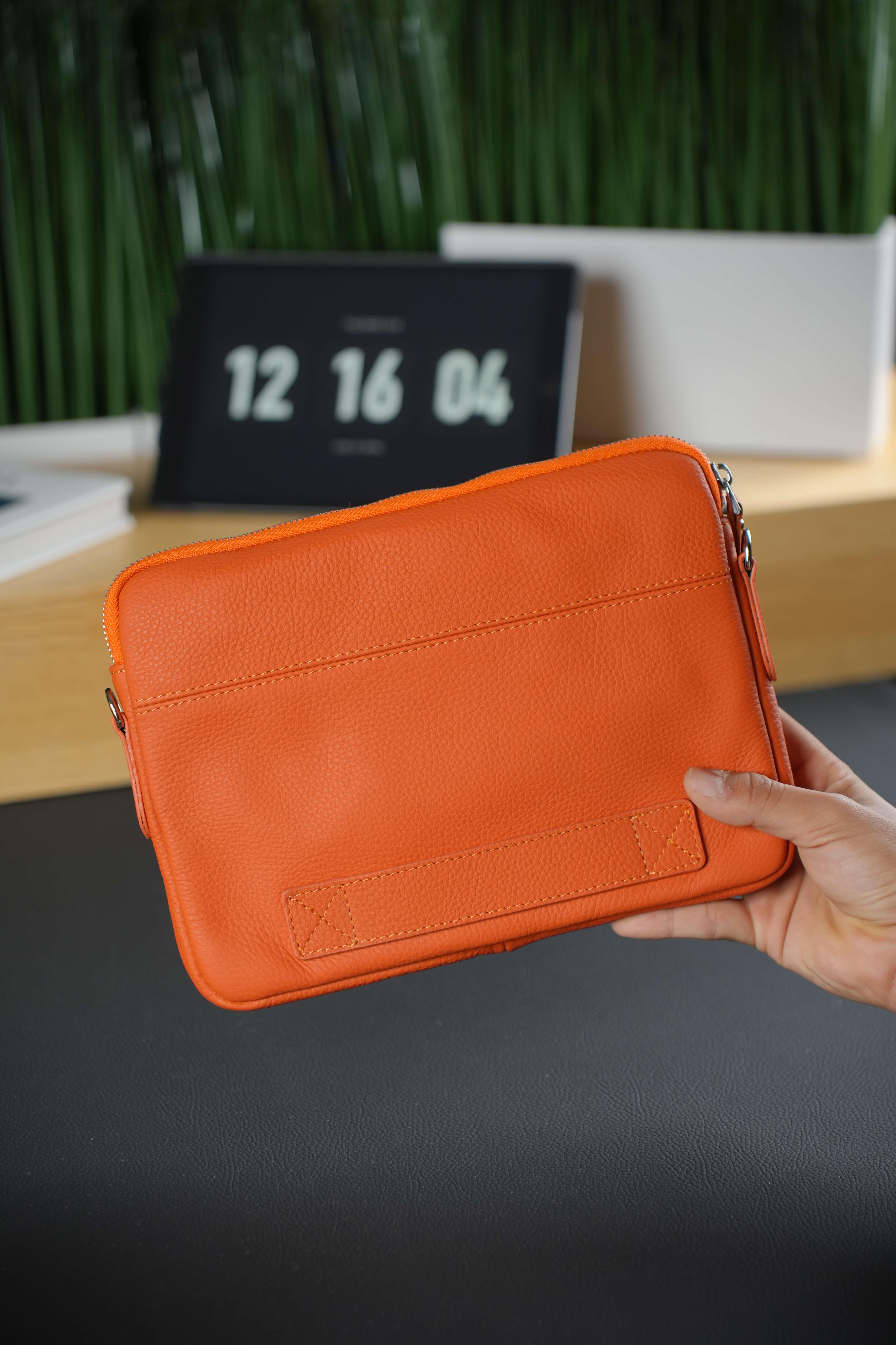 Hakiki Deri Turuncu Laptop ve Evrak Çantası Notebook Organizatör Seyahat MaestrıawLaptop&Evrak ÇantasıWATCHOFROYALMAESTRIAWHakiki Deri Turuncu Laptop ve Evrak Çantası Notebook Organizatör Seyahat Maestrıaw