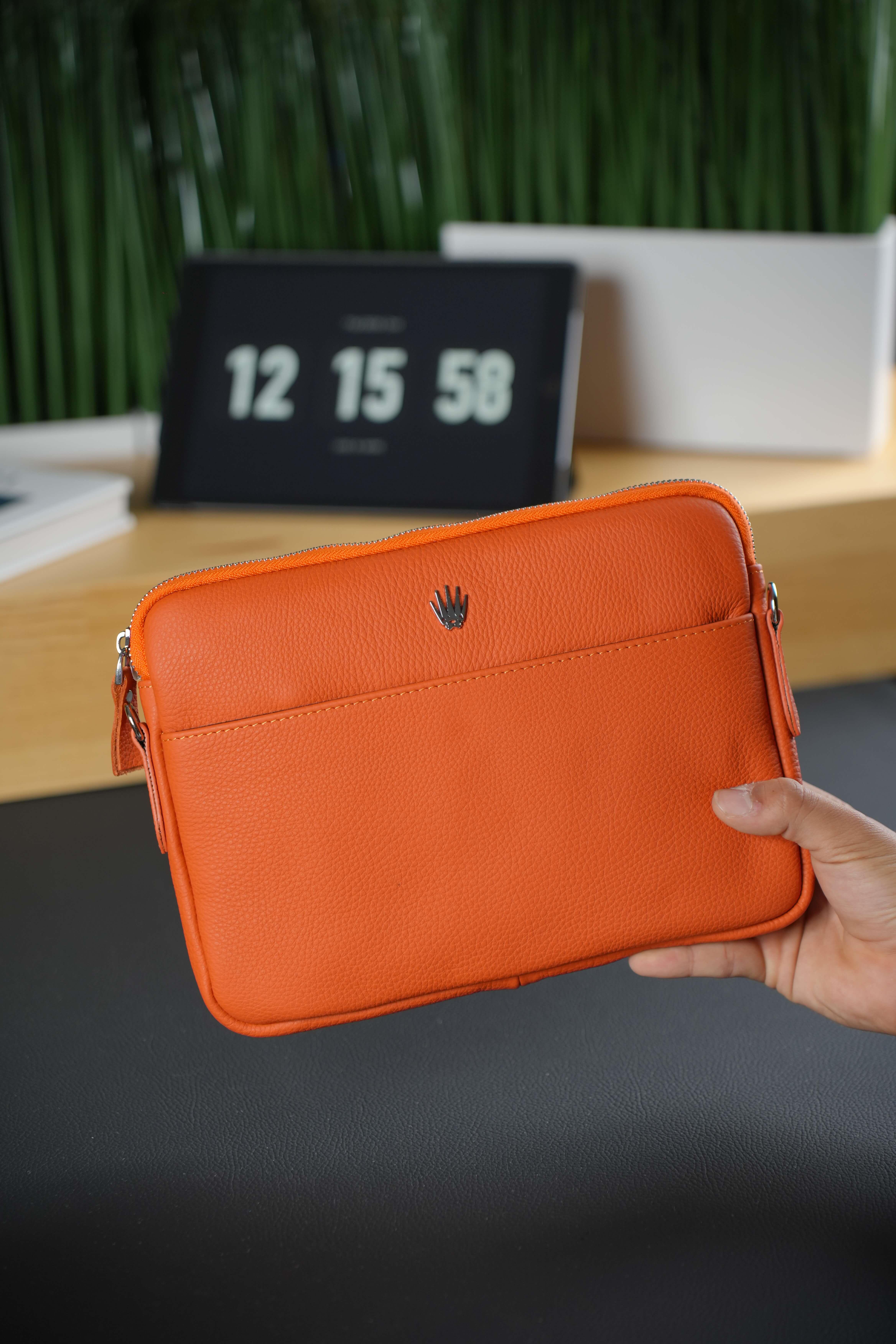 Hakiki Deri Turuncu Laptop ve Evrak Çantası Notebook Organizatör Seyahat MaestrıawLaptop&Evrak ÇantasıWATCHOFROYALMAESTRIAWHakiki Deri Turuncu Laptop ve Evrak Çantası Notebook Organizatör Seyahat Maestrıaw