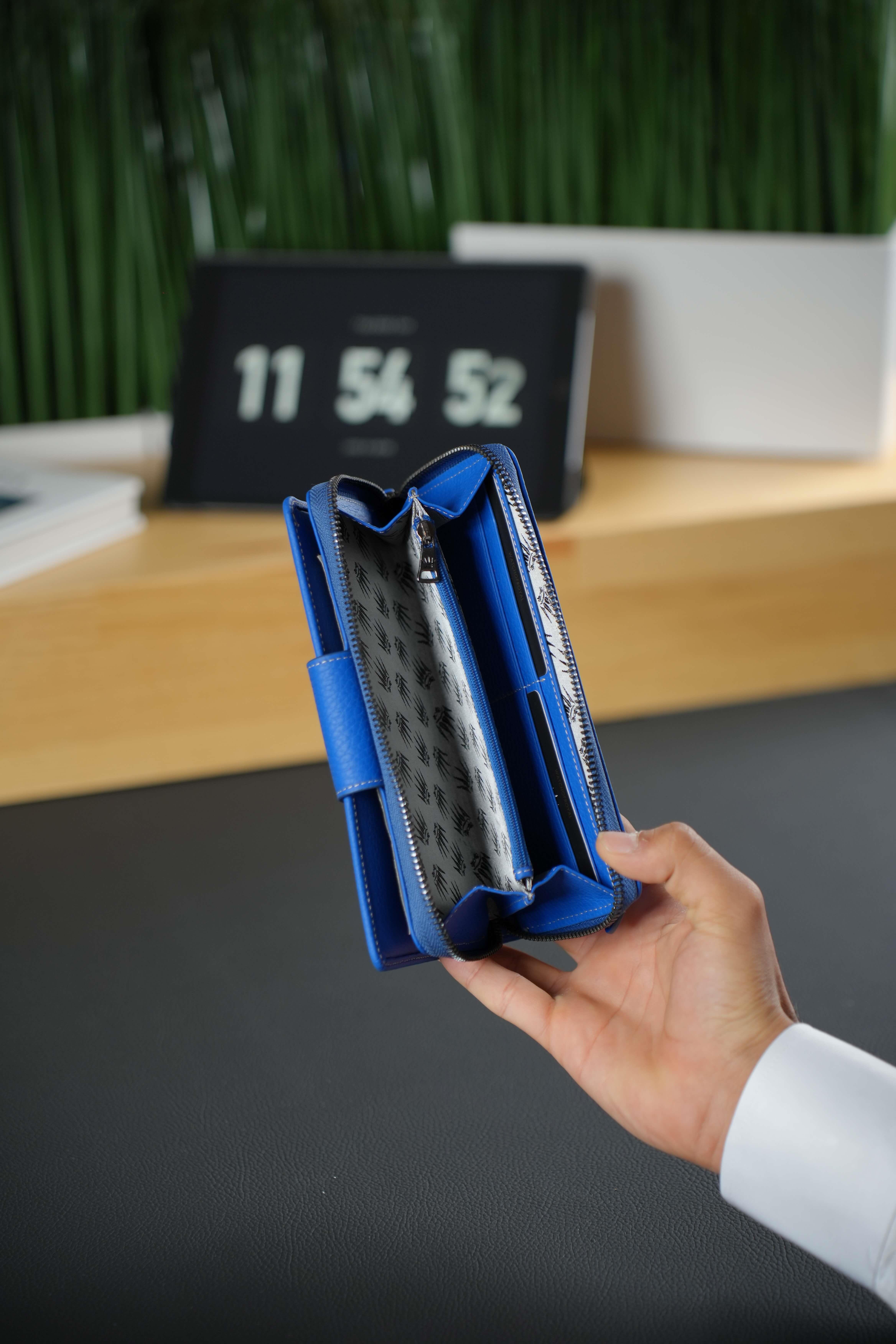 Hakiki Deri Cüzdan Mavi %100 Hakiki Deri Telefon Cüzdanı 16 Kart Bölmeli Portföy Manyetik Kilit Fermuar PatrickTelefon Cüzdanı KonseptWATCHOFROYALPATRİCKHakiki Deri Cüzdan Mavi %100 Hakiki Deri Telefon Cüzdanı 16 Kart Bölmeli Portföy Manyetik Kilit Fermuar Patrick