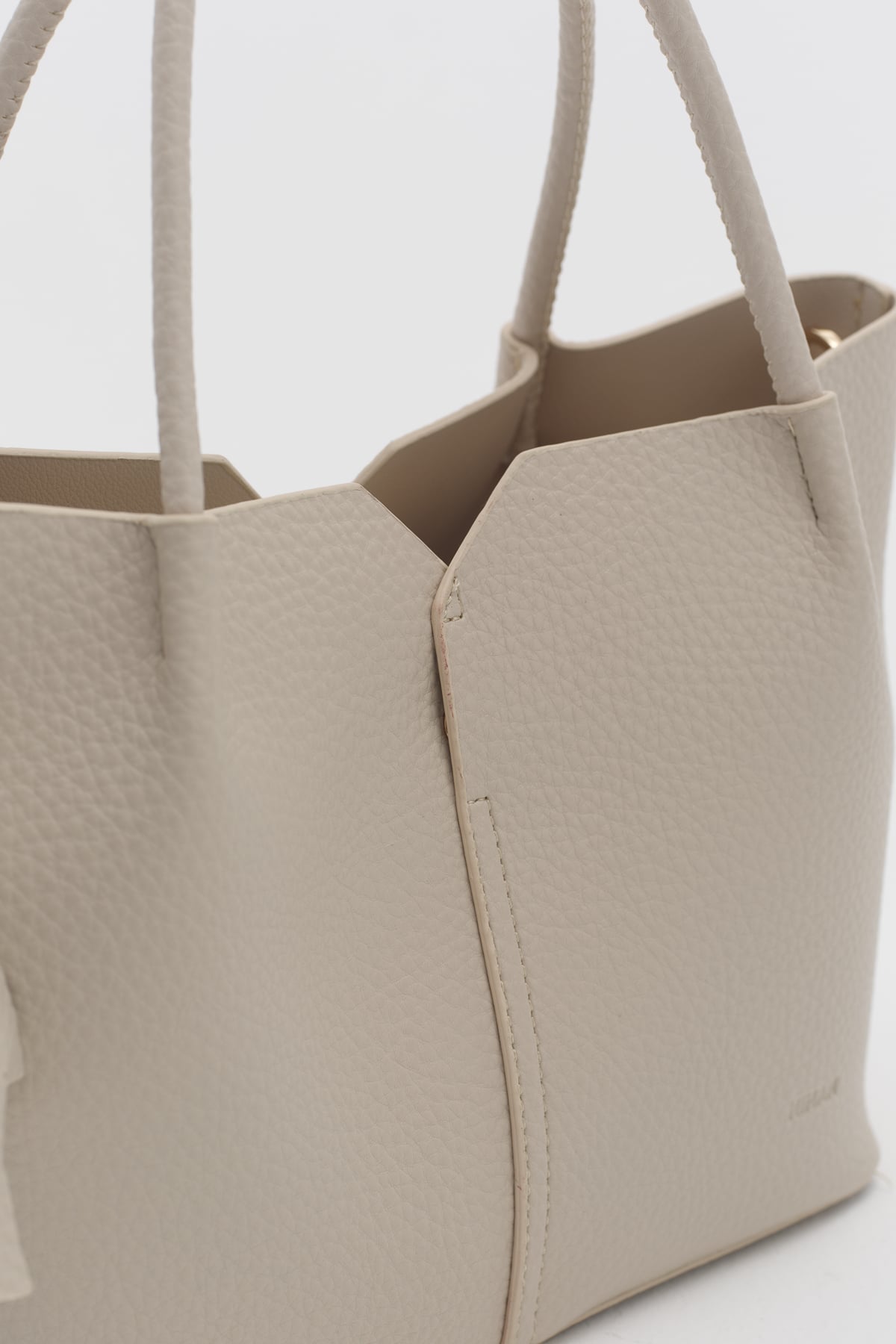 Charm Aksesuarlı Satchel Çanta  Vanilya