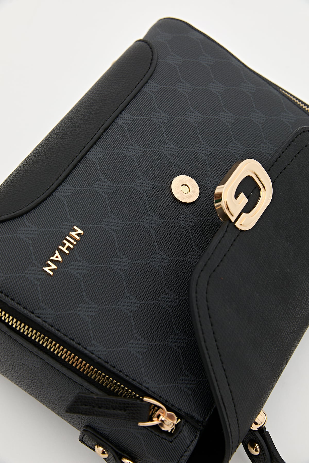 Nihan Monogram Kapaklı Çapraz Askılı Çanta  Siyah