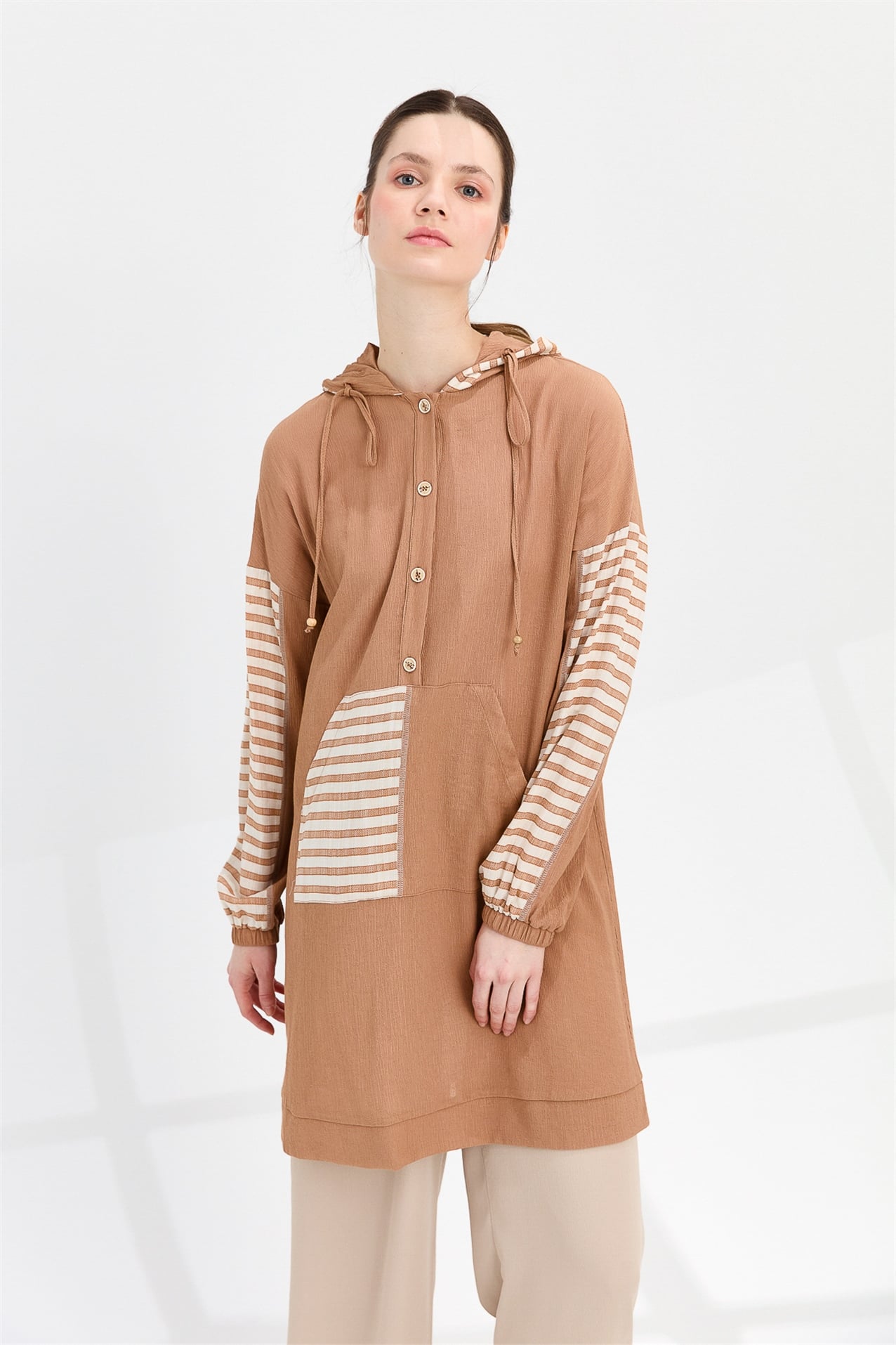NİHAN Tunik Nihan Kapşonlu Kanguru Cepli Tunik  Camel_modest