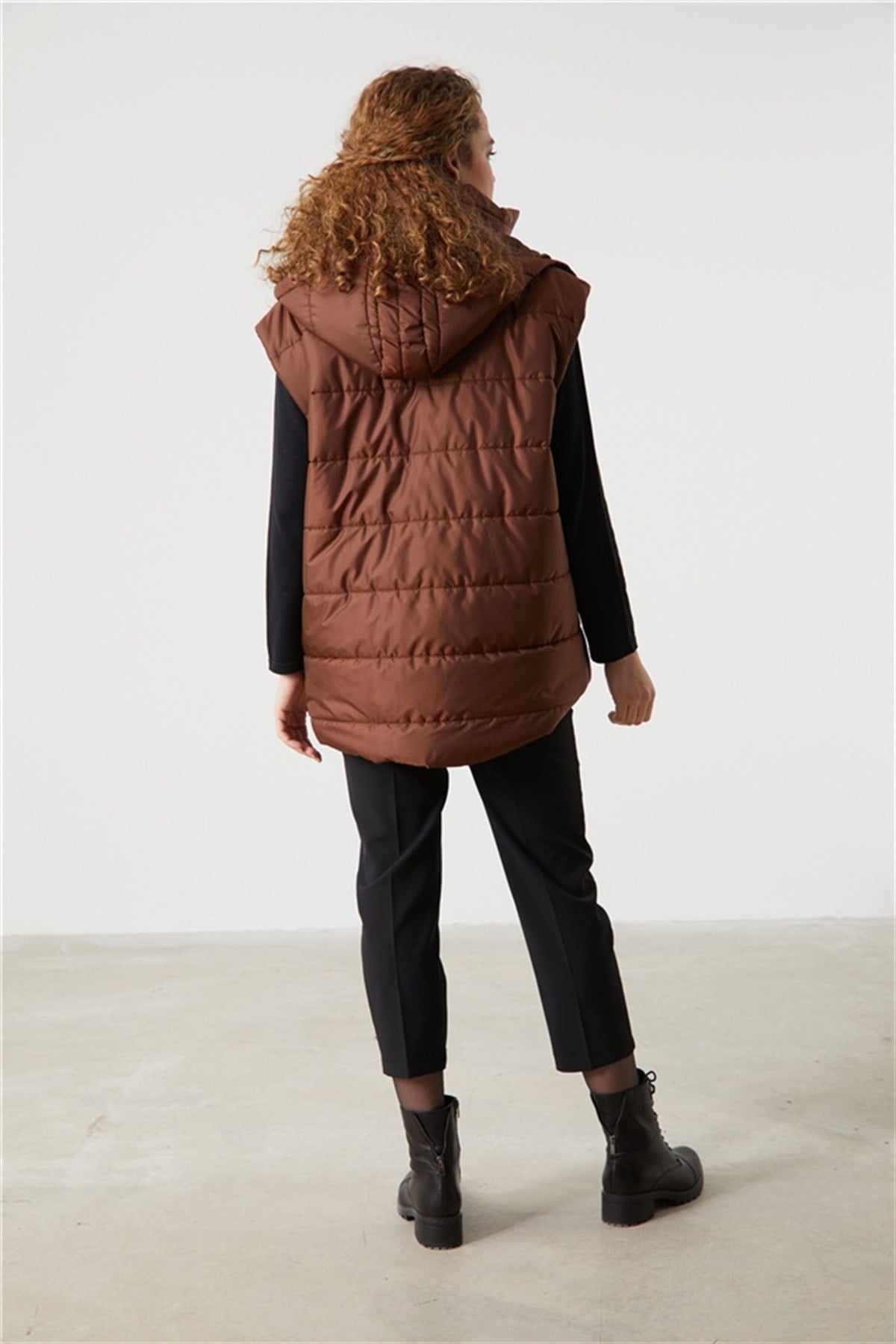 NİHAN Yelek Nihan Kapşonlu Oversize Kapitone Yelek  Kahve_modest