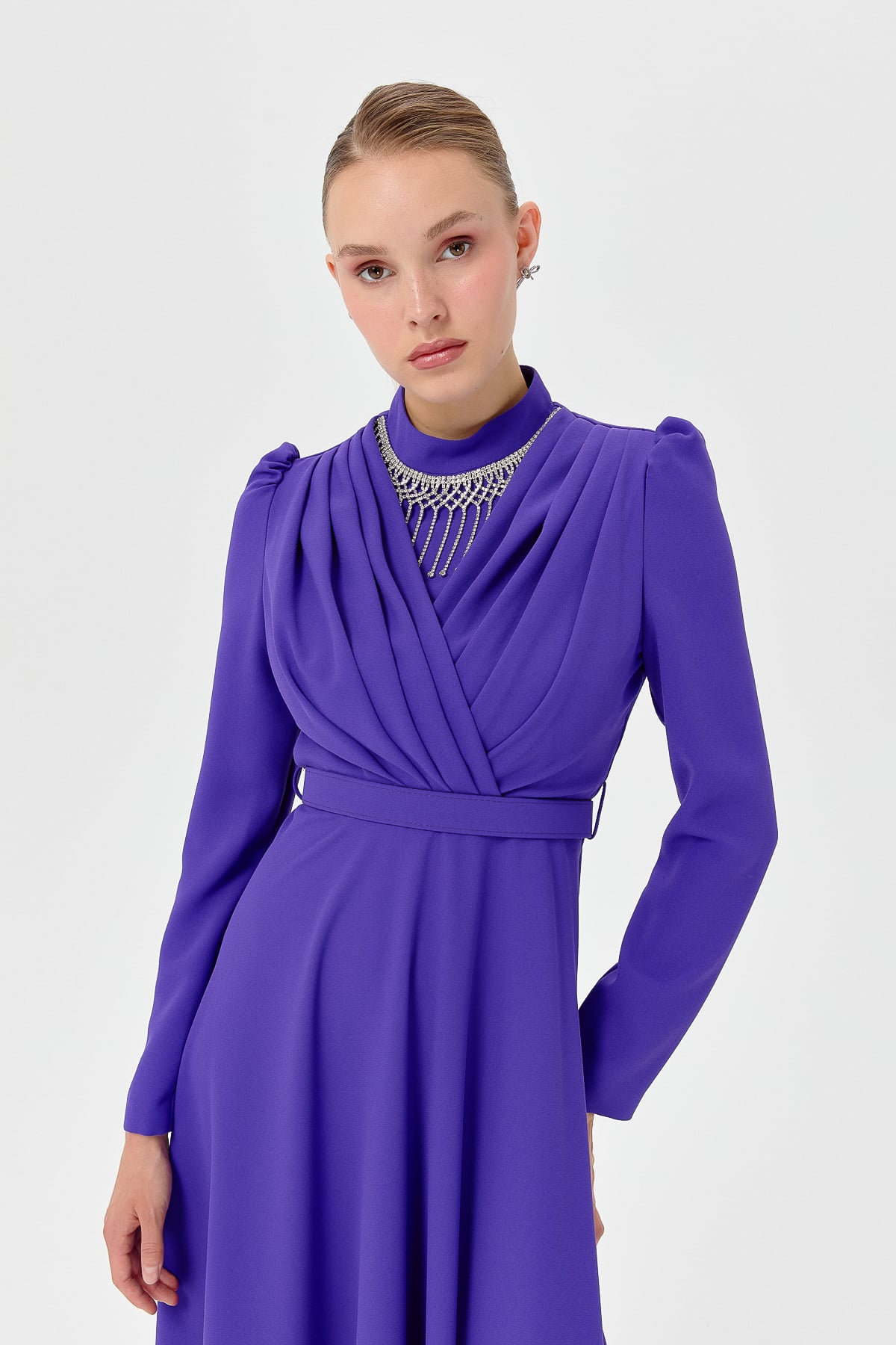 NİHAN Dress Nihan Taş Aksesuarlı Yaka Detaylı Elbise  Mor_modest