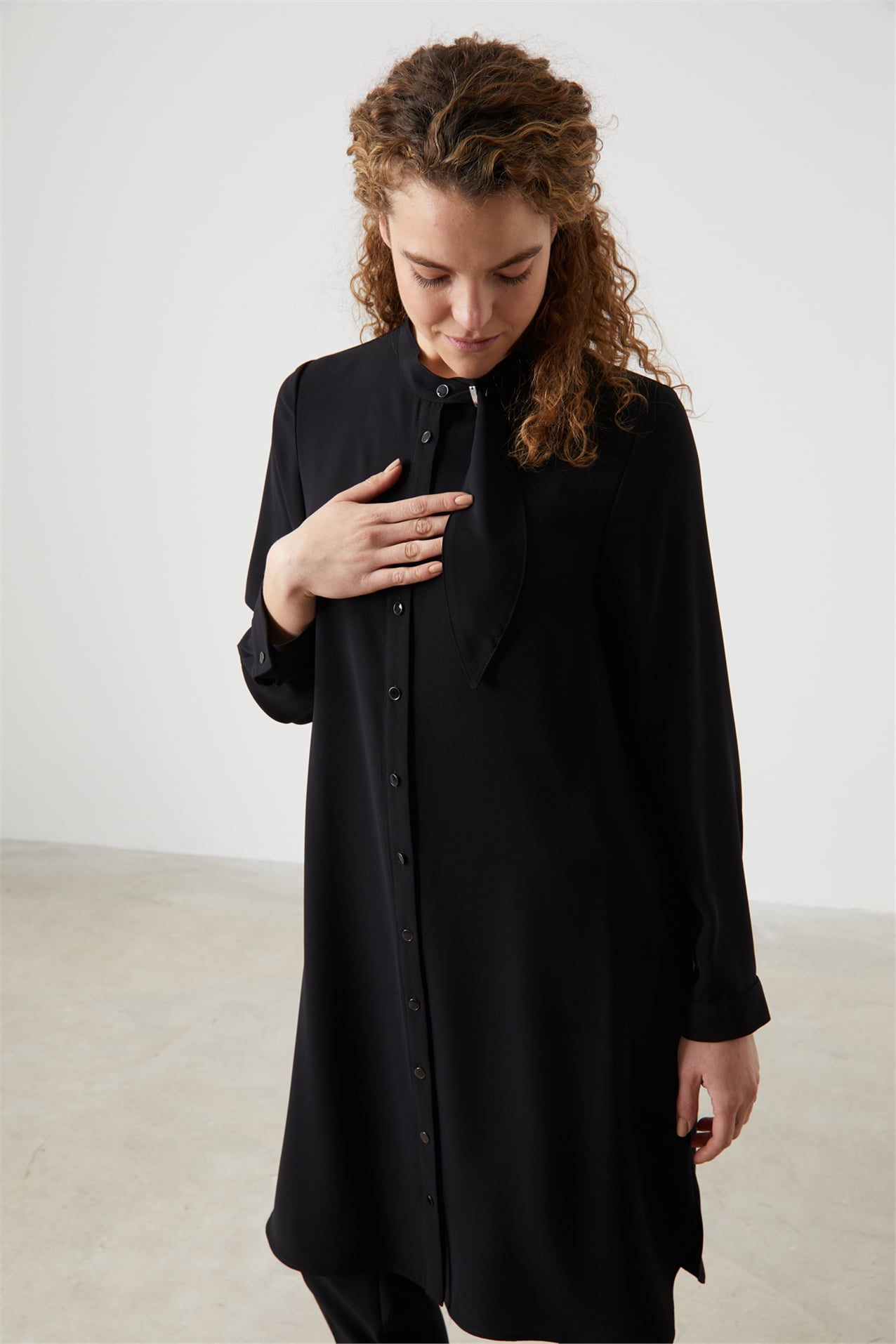 NİHAN Tunik Nihan Yarım Fularlı Kolu Pili Detaylı Büyük Beden Tunik  Siyah_modest