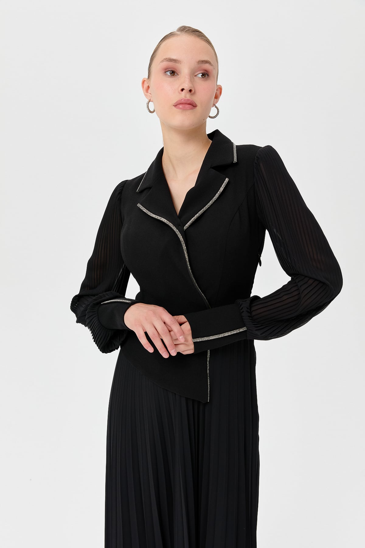 NİHAN Dress Sim Şerit Aksesuarlı Eteği ve Kolları Piliseli Krep Elbise  Siyah_modest