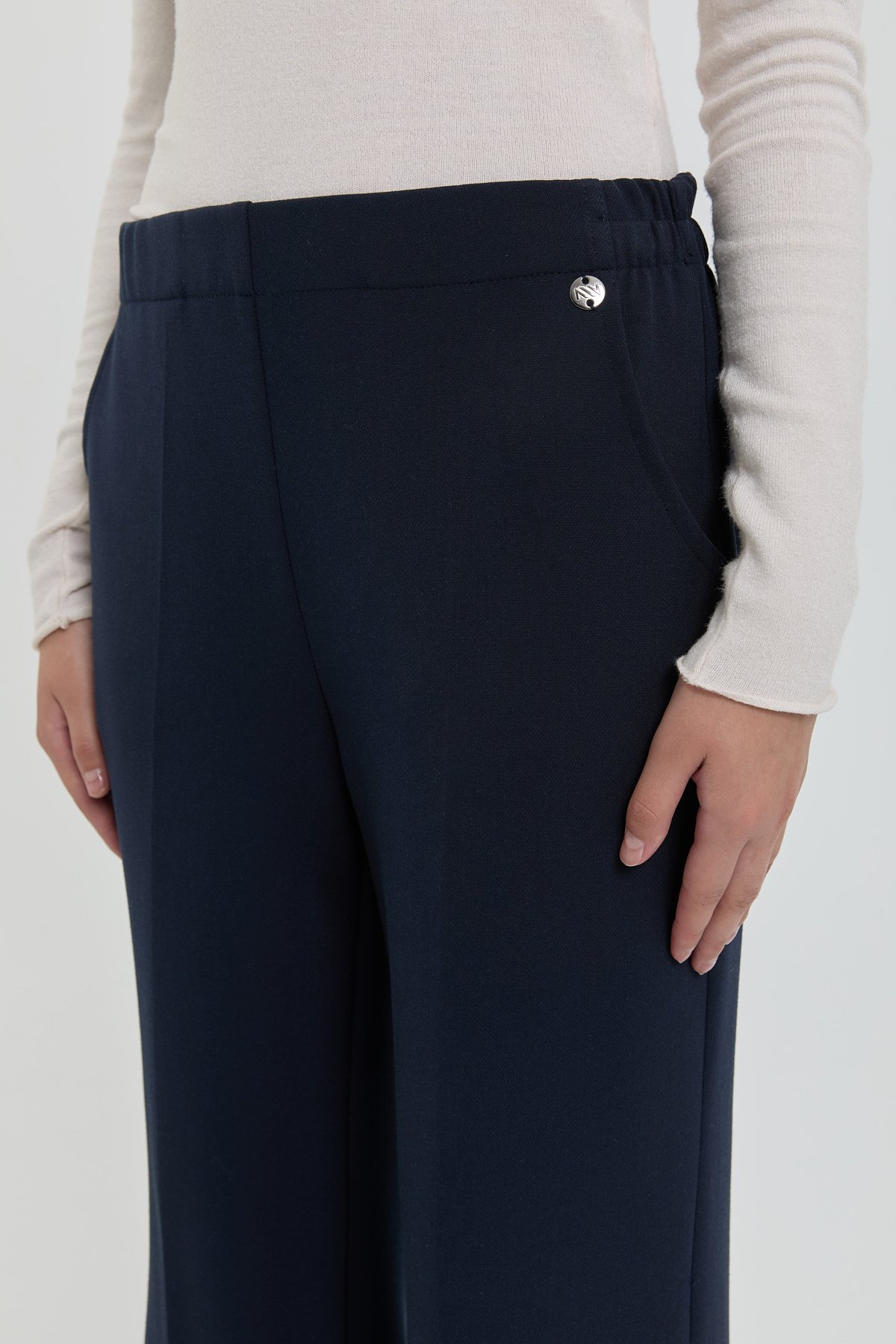 NİHAN Pantolon Nihan Arka Beli Lastikli Ütü İzli Boru Paça Pantolon  Lacivert_modest