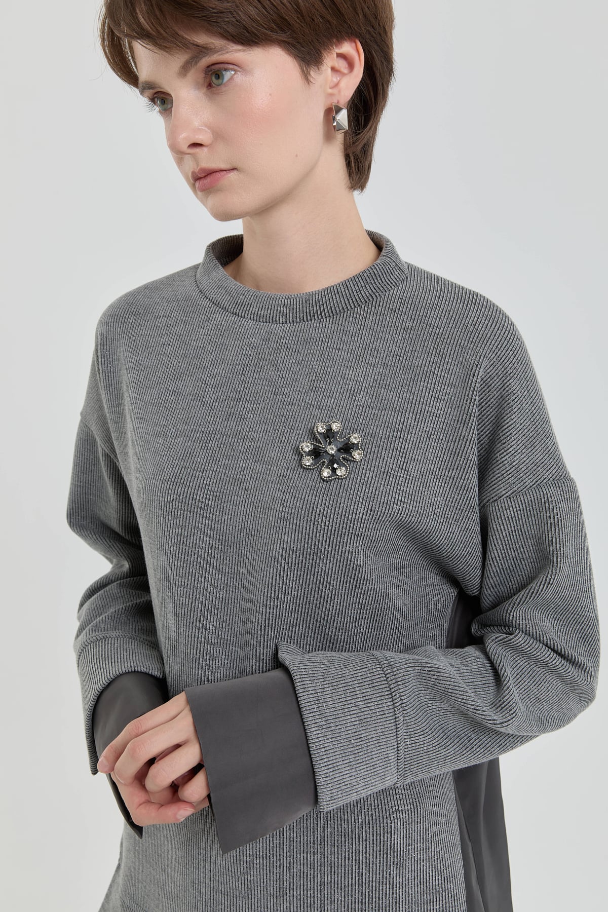NİHAN Tunik Nihan Broş Detaylı Simli Örme Tunik  Gri_modest
